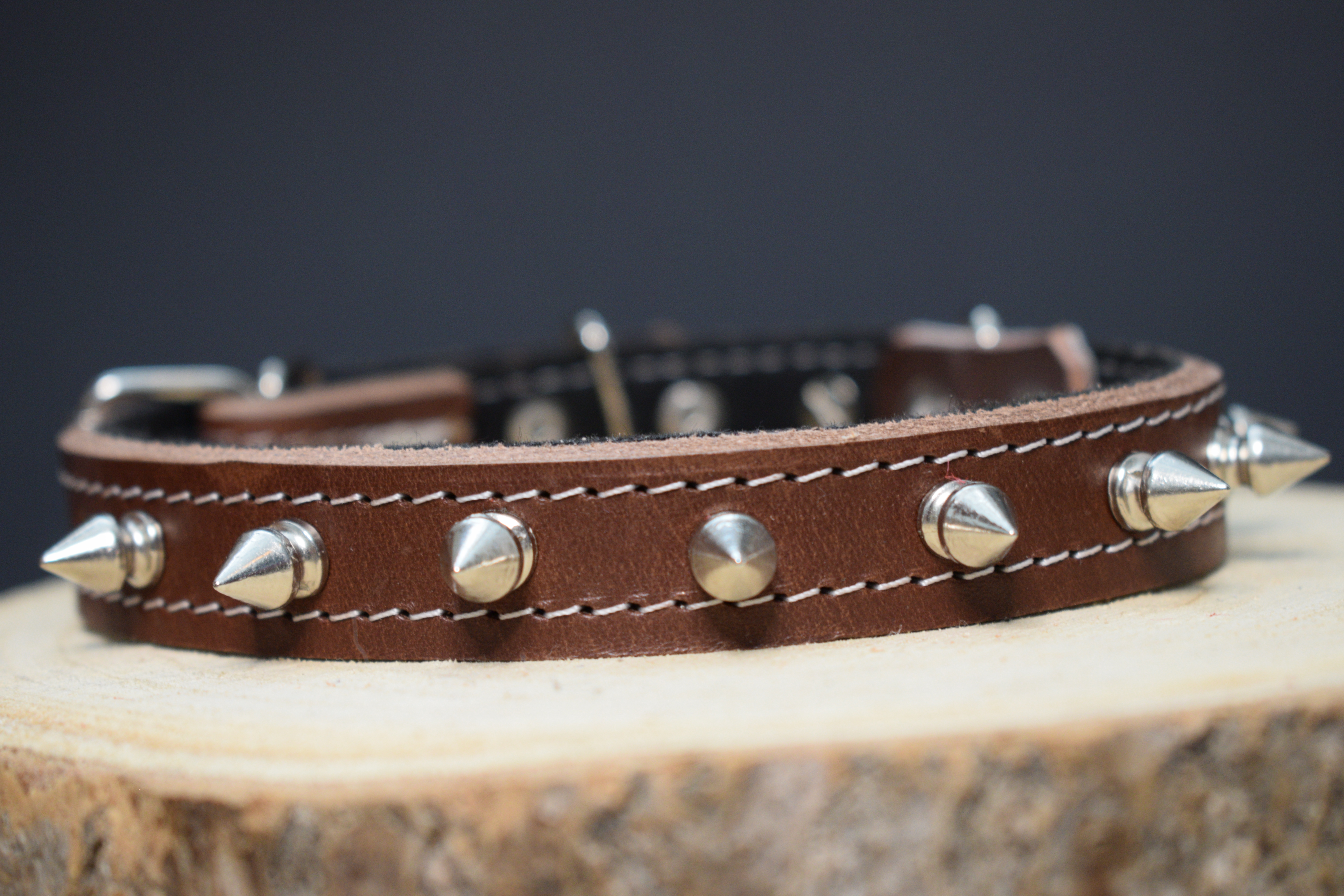 Palkar obojok z kože hladenice pre psov zdobený hrotmi 40 cm x 18 mm hnedý