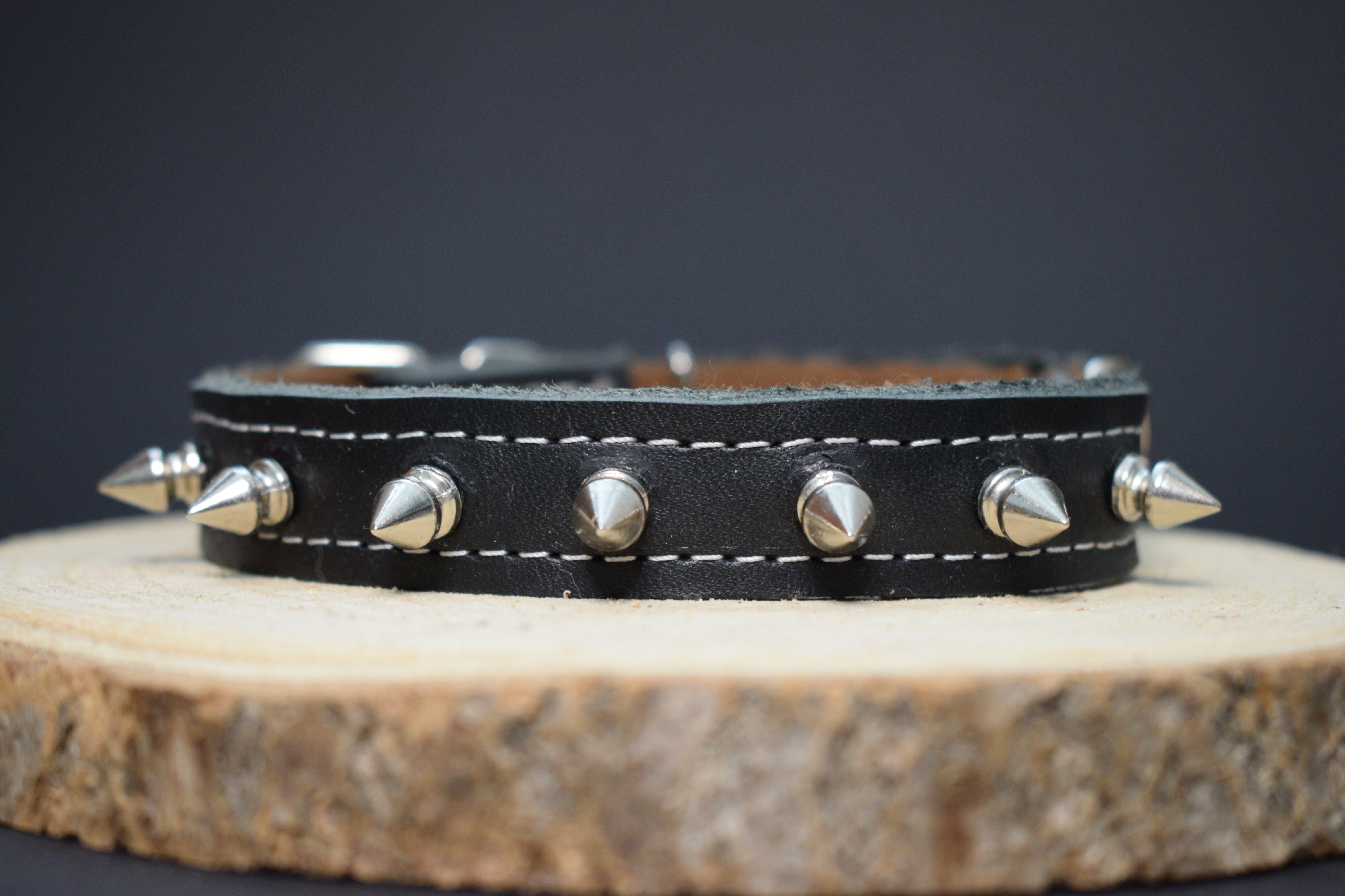 Palkar obojok z kože hladenice pre psov zdobený hrotmi 40 cm x 18 mm čierny