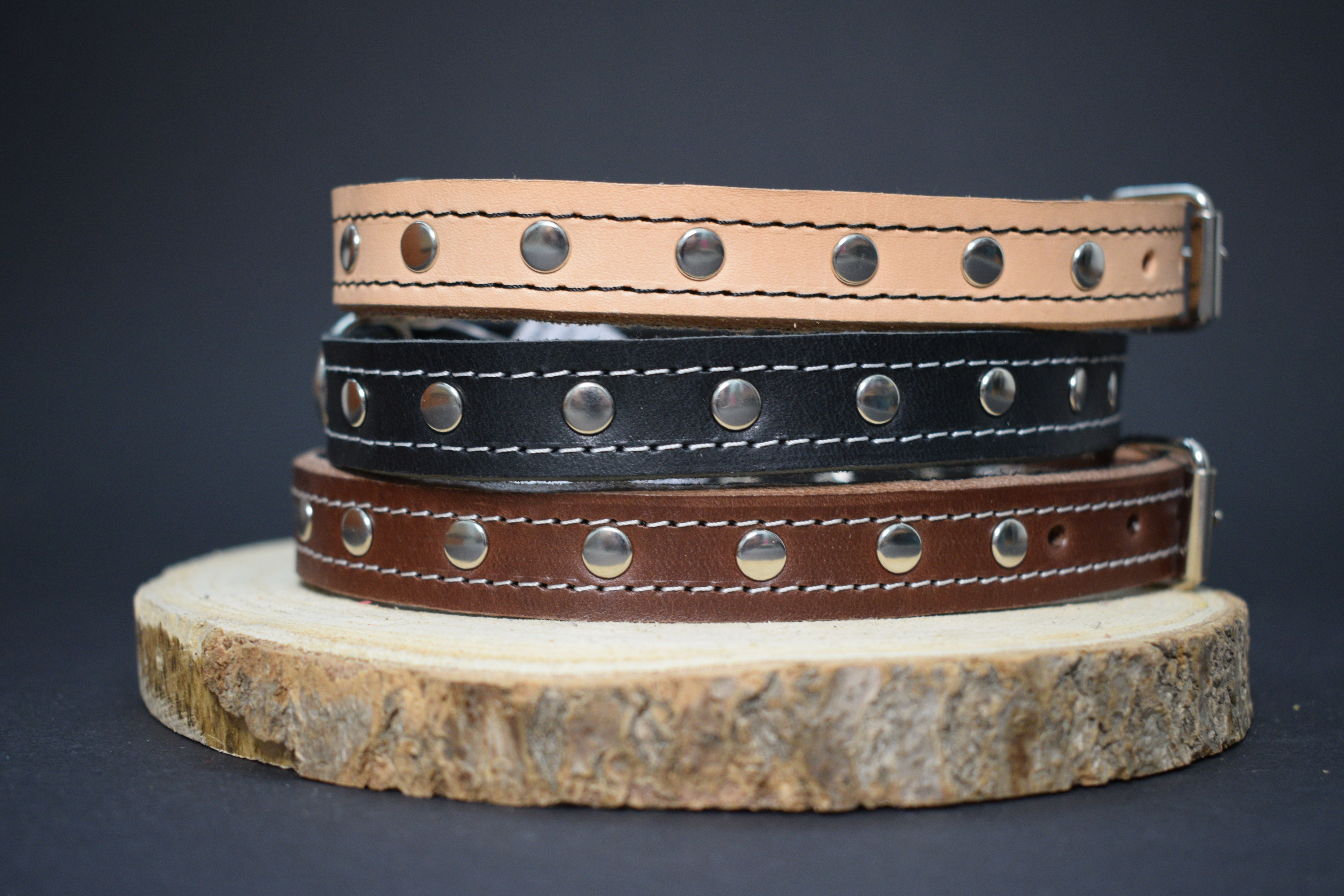 Palkar zdobený obojok z kože hladenice pre psov 45 cm x 18 mm prírodný