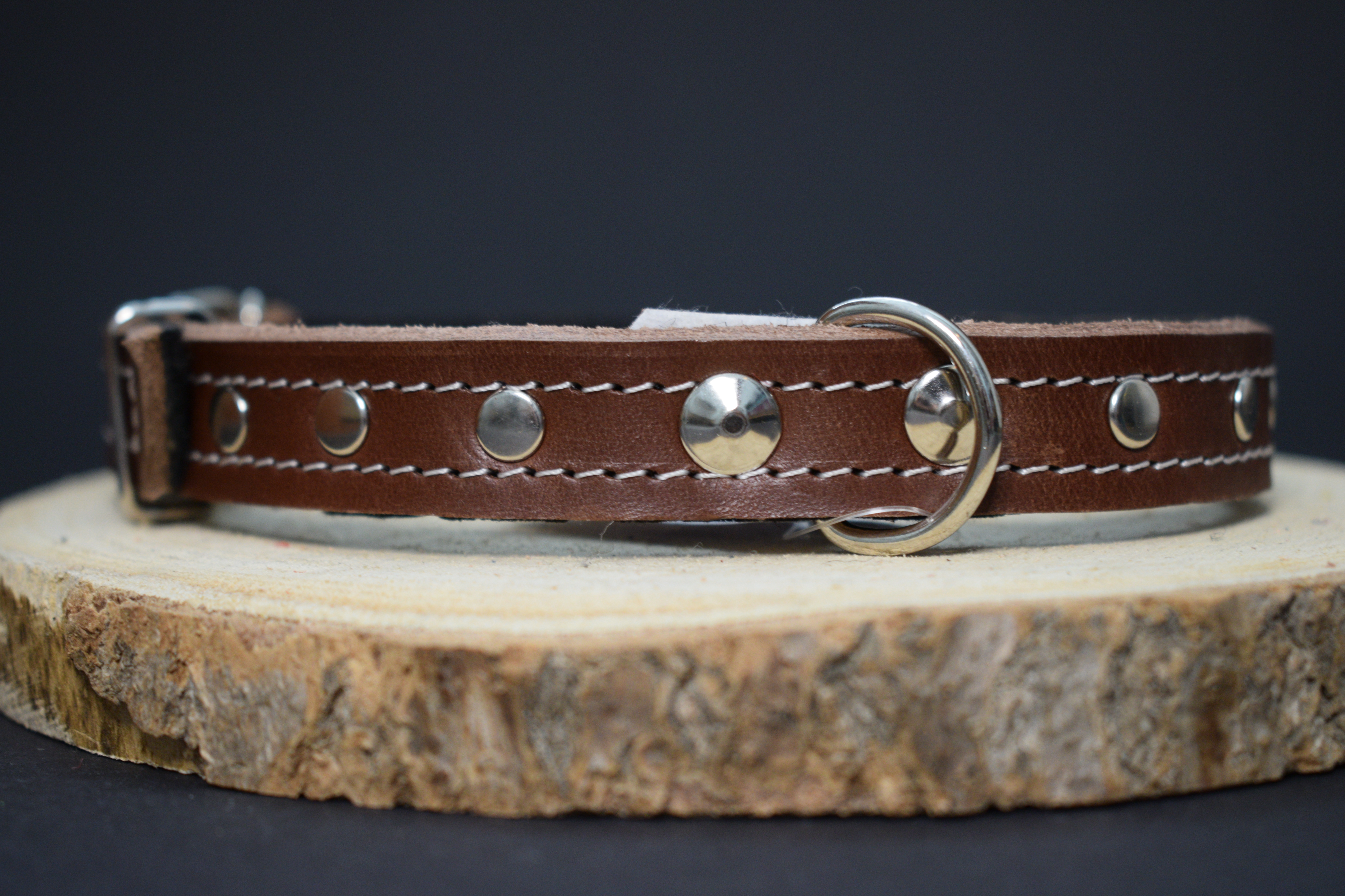 Palkar zdobený obojok z kože hladenice pre psov 45 cm x 18 mm hnedý