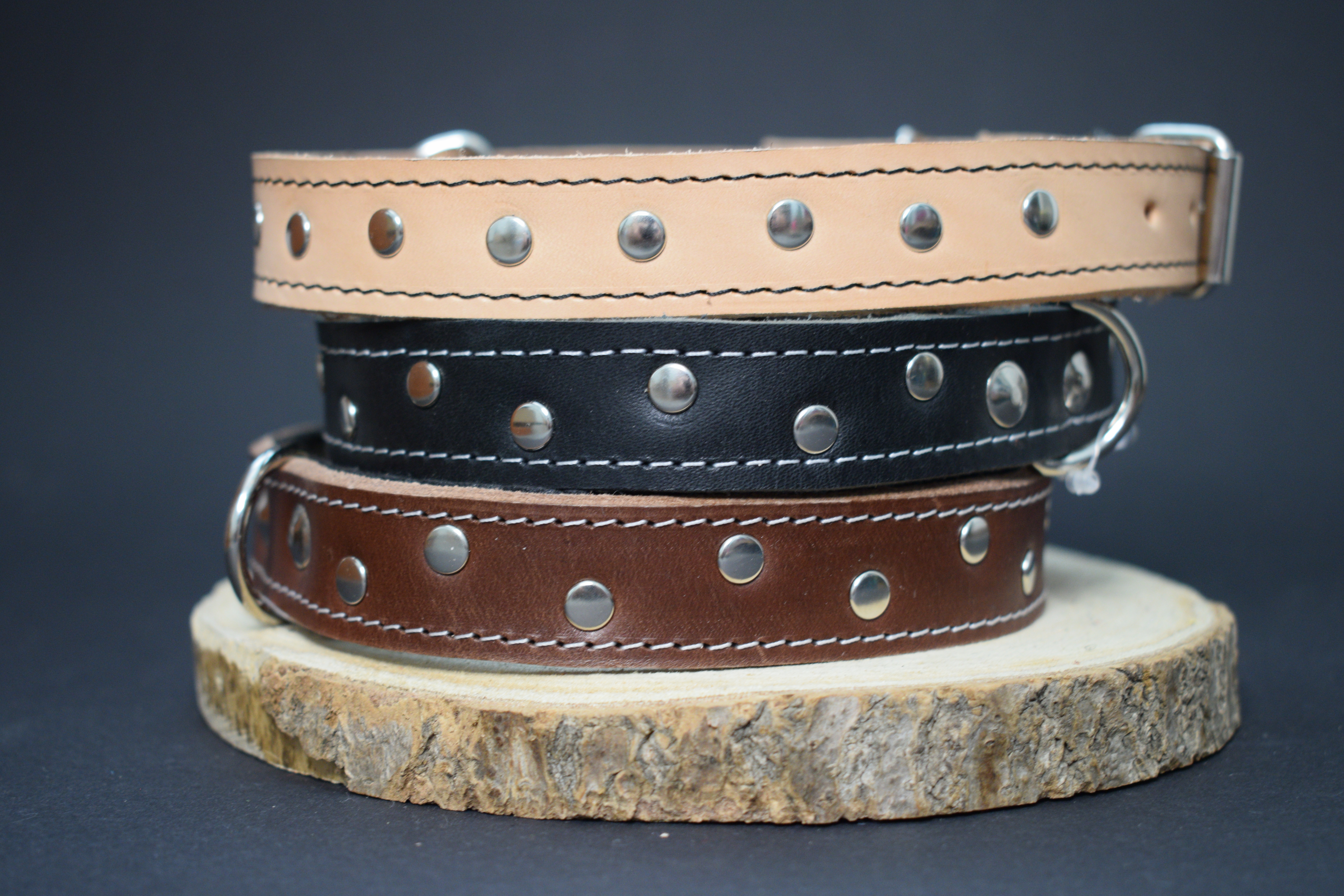 Palkar zdobený obojok z kože hladenice pre psov 50 cm x 22 mm hnedý