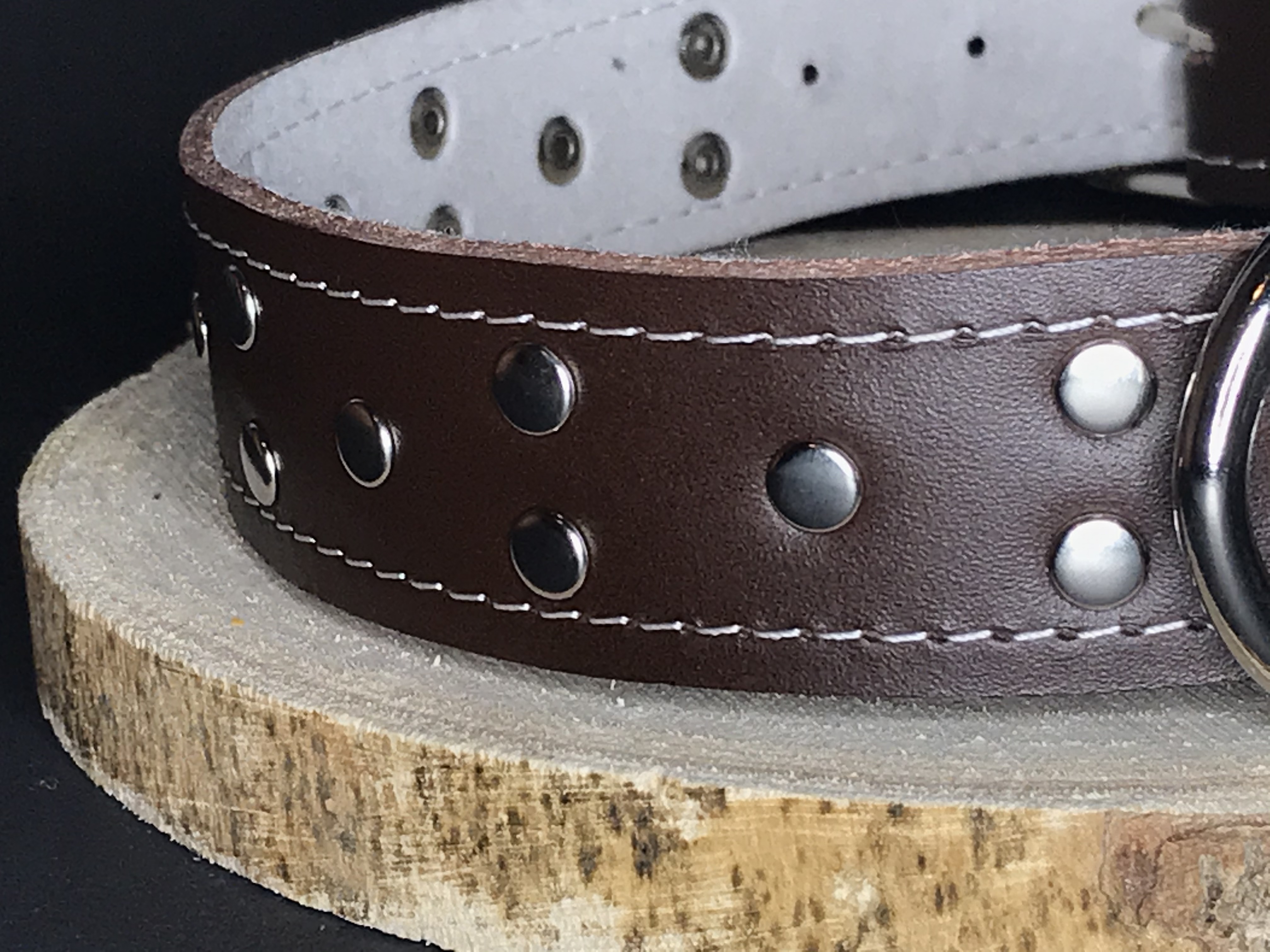 Palkar zdobený obojok z kože hladenice pre psov 50 cm x 30 mm hnedý