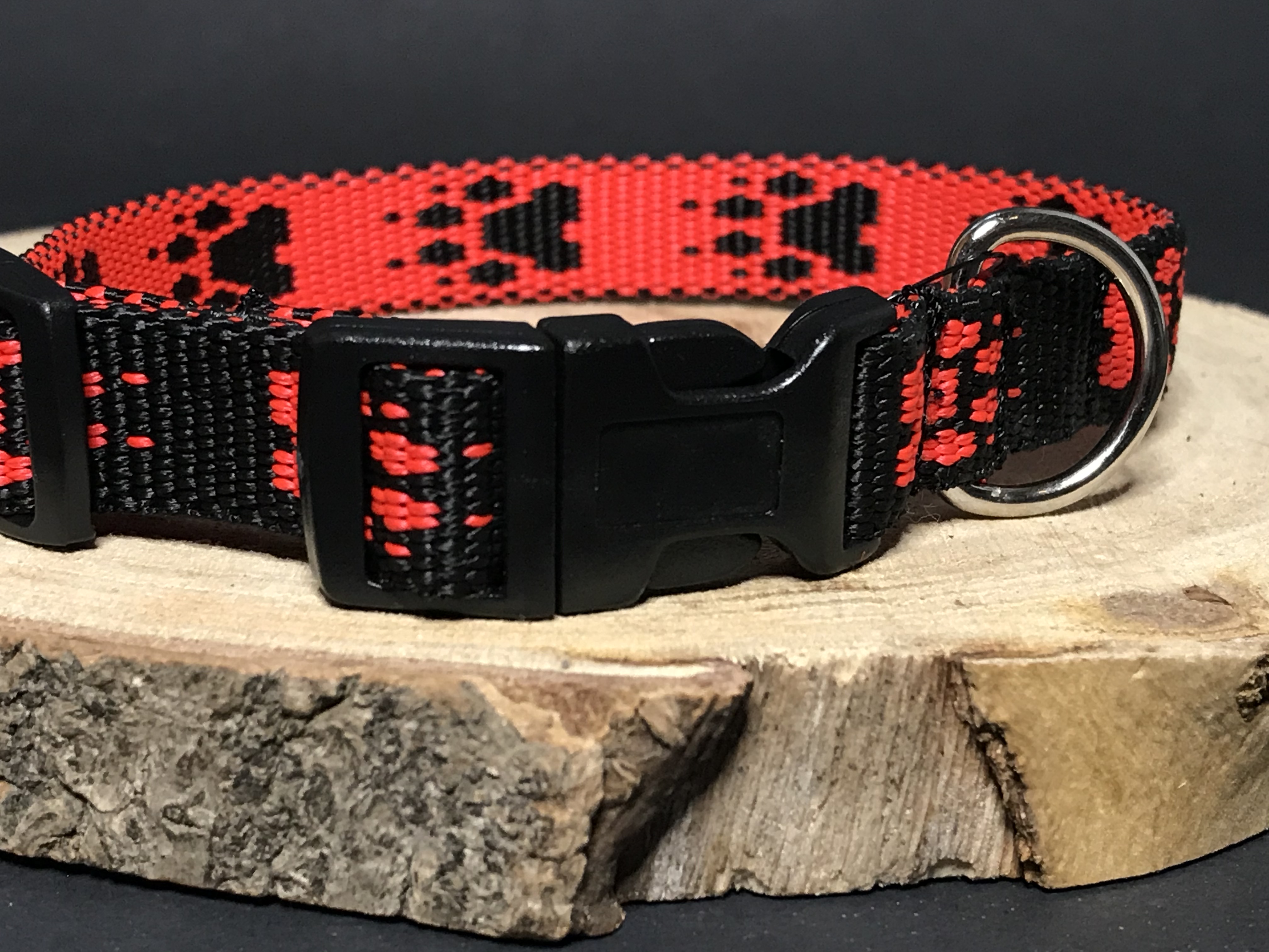 Palkar obojok z popruhu pre psov 35 cm x 16 mm čierno-červená s labkami