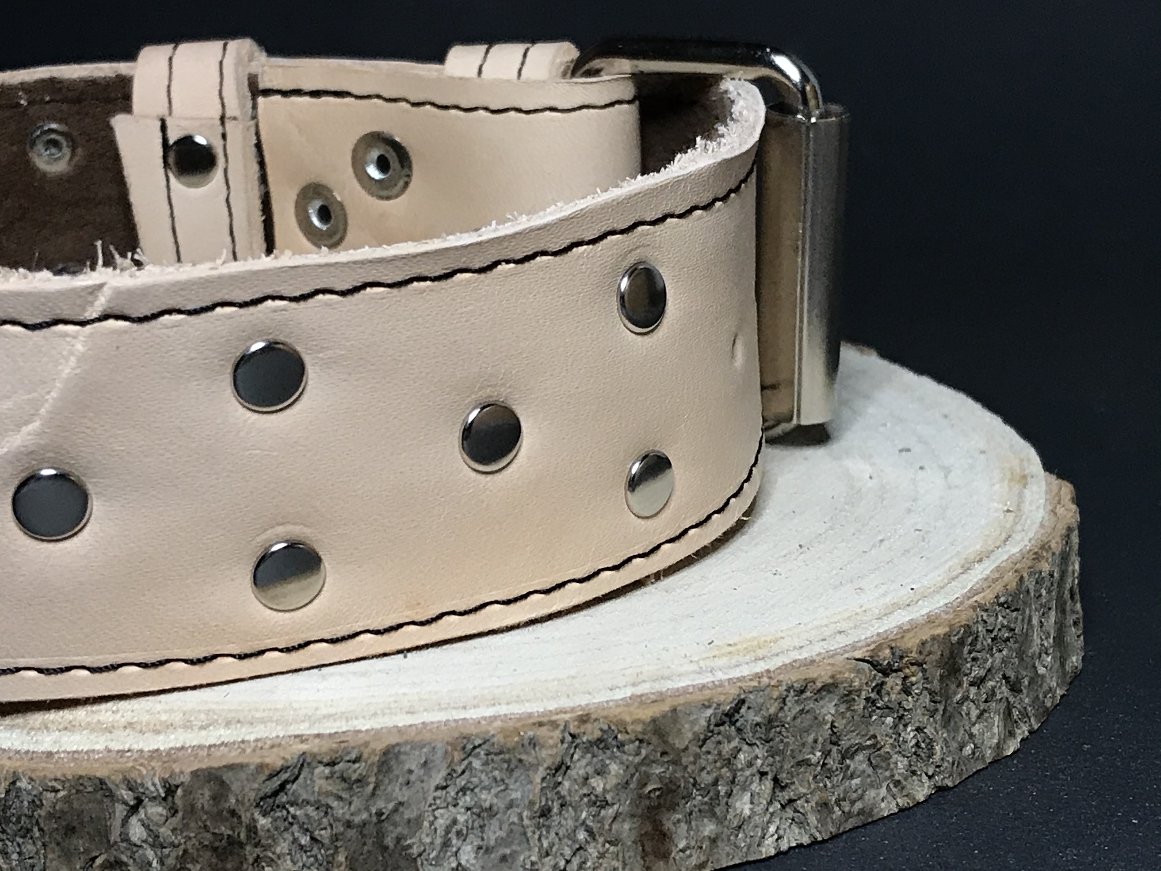 Palkar zdobený obojok z kože hladenice pre psov 50 cm x 40 mm prírodný