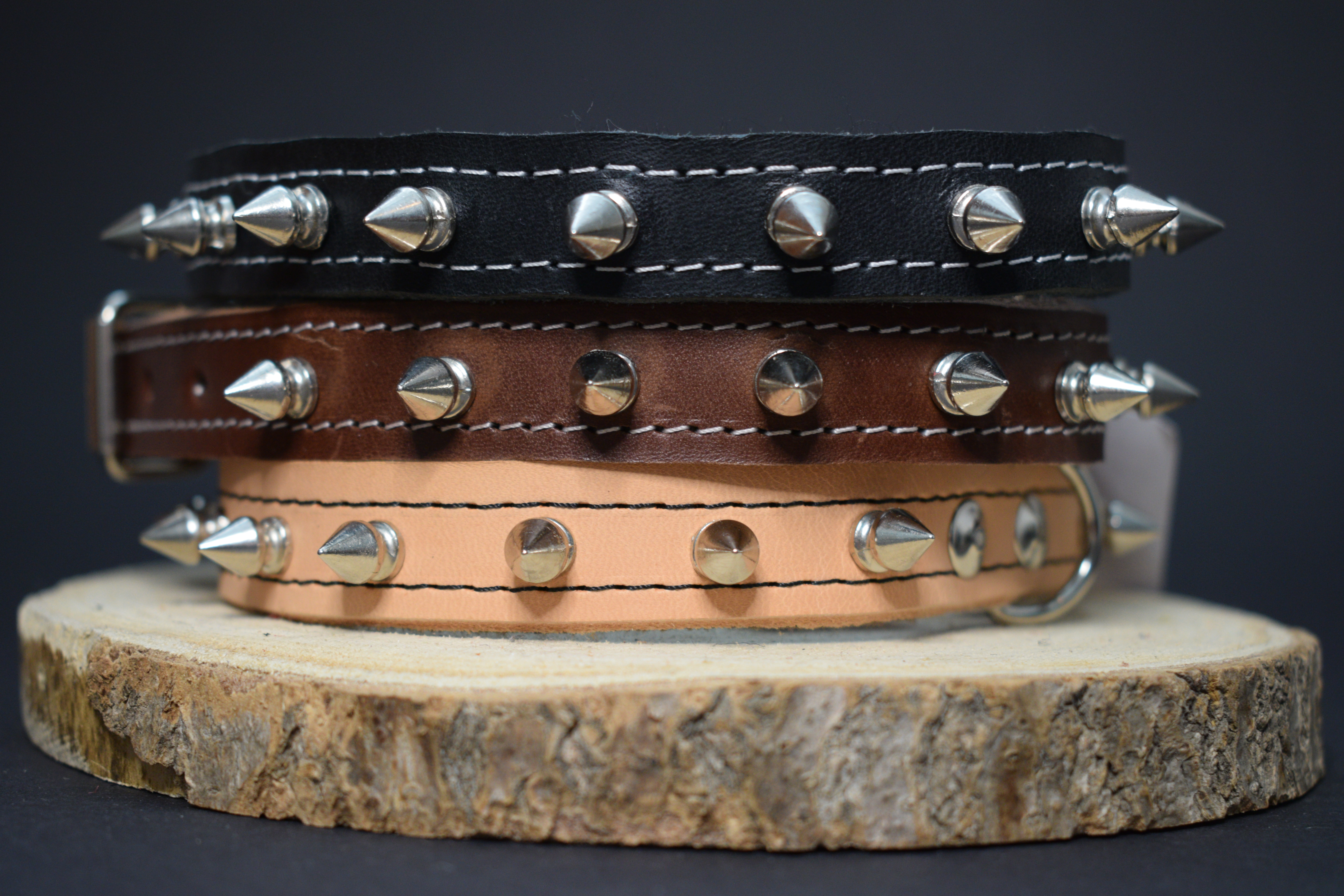 Palkar obojok z kože hladenice pre psov zdobený hrotmi 50 cm x 22 mm čierny