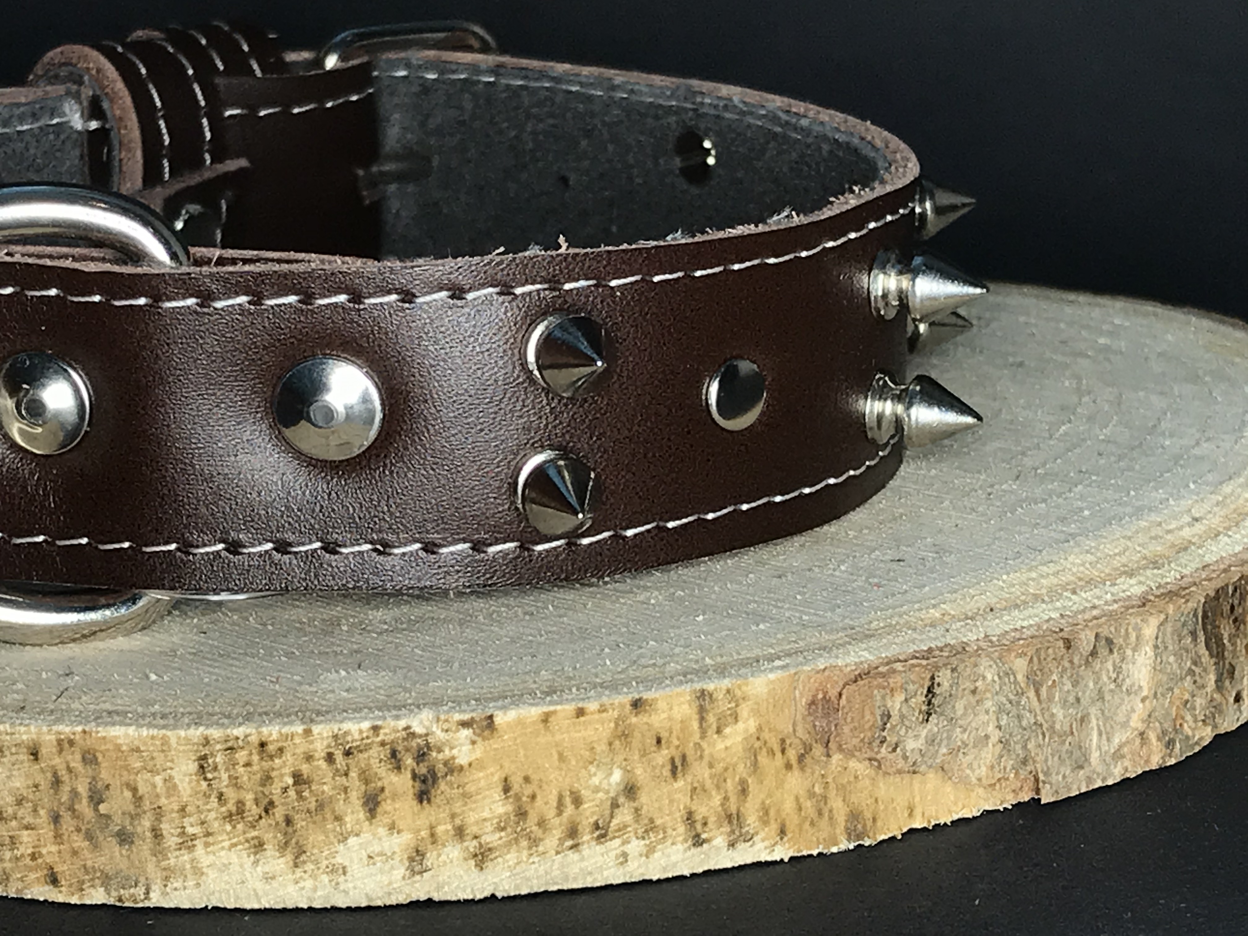 Palkar obojok z kože hladenice pre psov zdobený hrotmi 50 cm x 30 mm hnedý