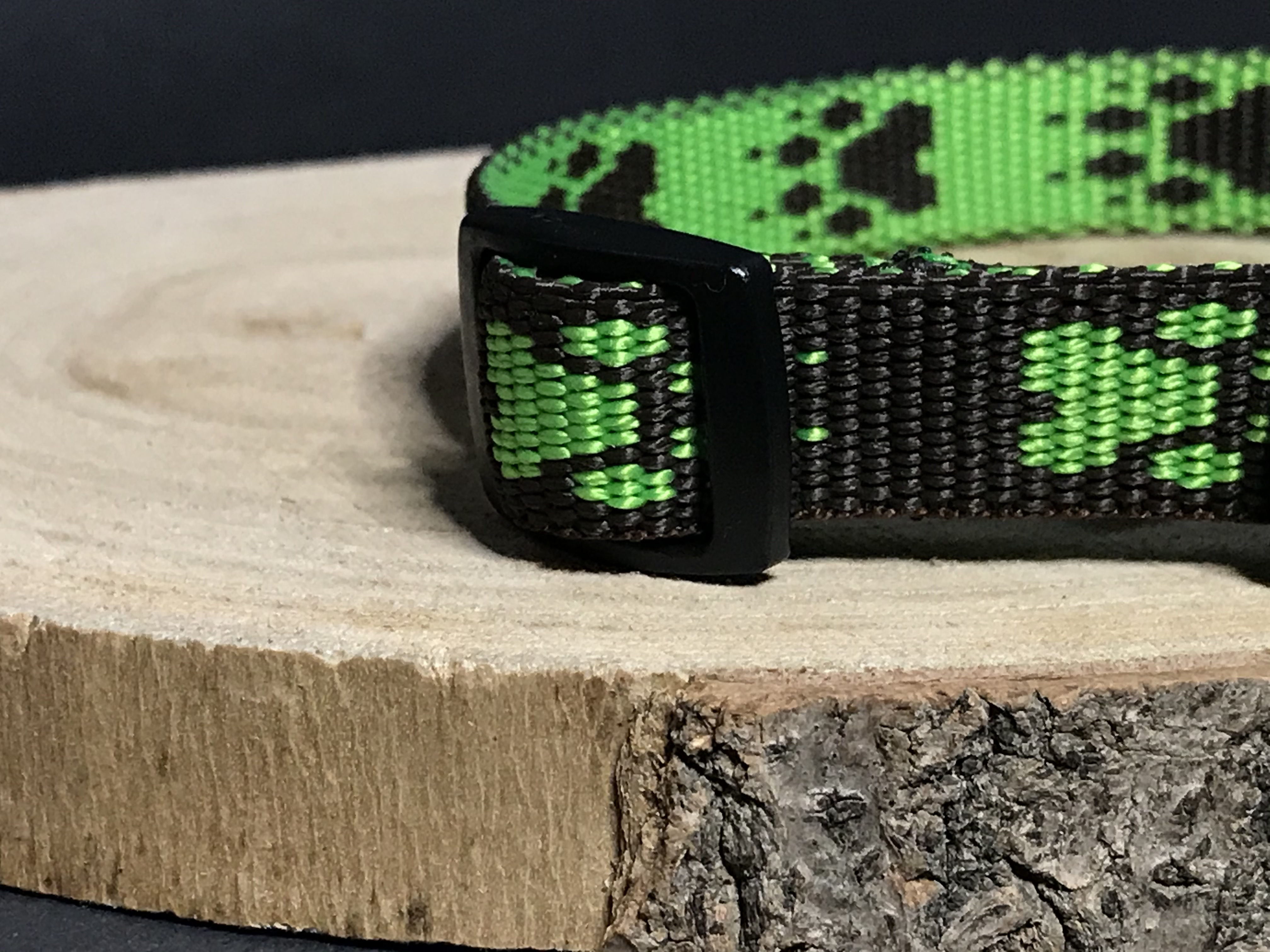 Palkar obojok z popruhu pre psov 35 cm x 16 mm čierno-zelená s labkami