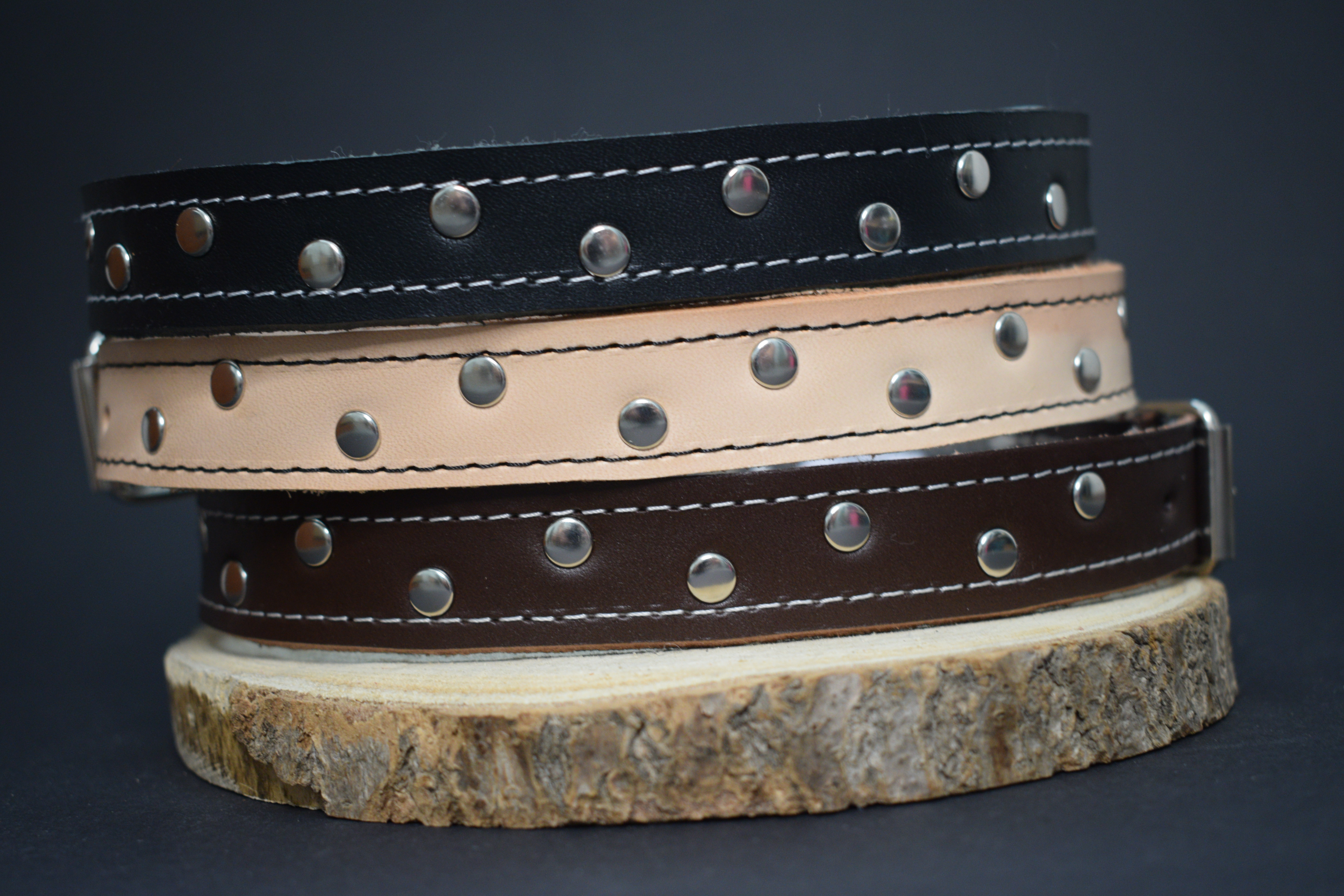 Palkar zdobený obojok z kože hladenice pre psov 55 cm x 22 mm prírodný