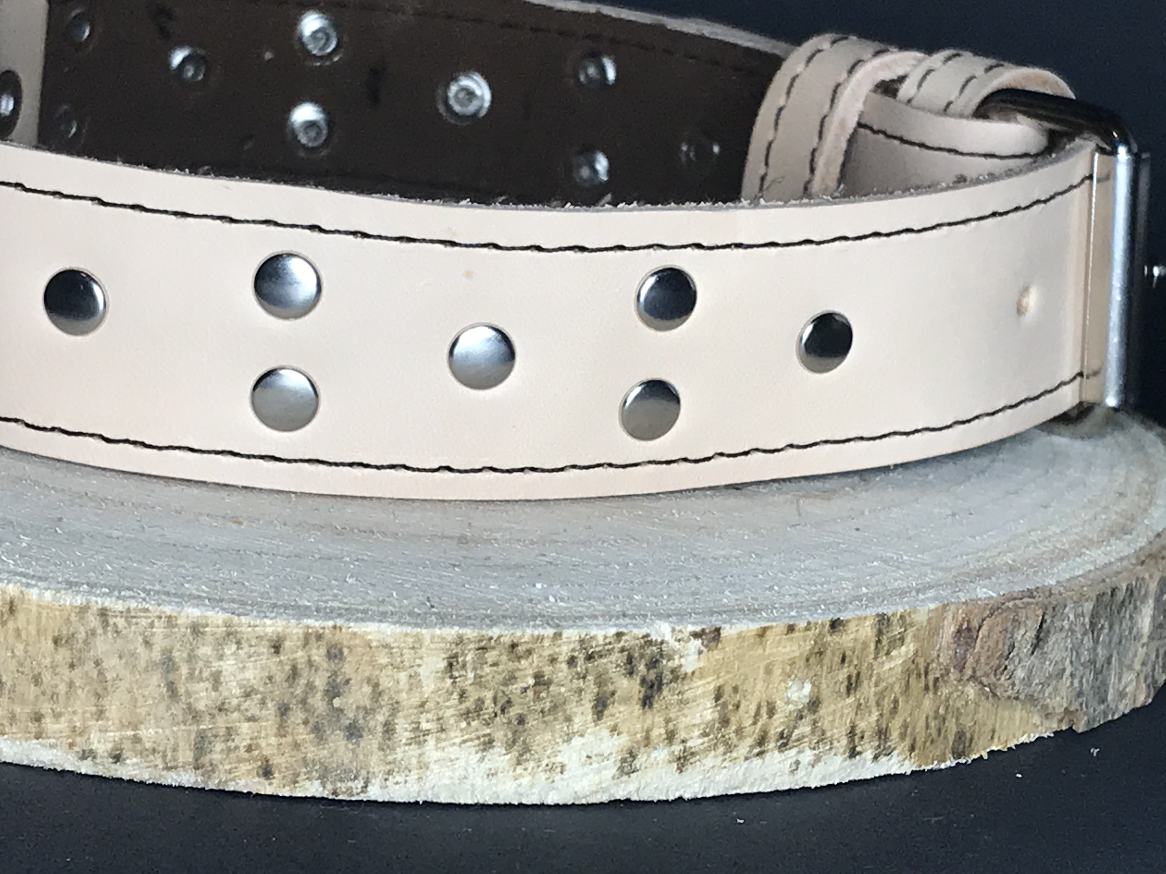 Palkar zdobený obojok z kože hladenice pre psov 55 cm x 30 mm prírodný