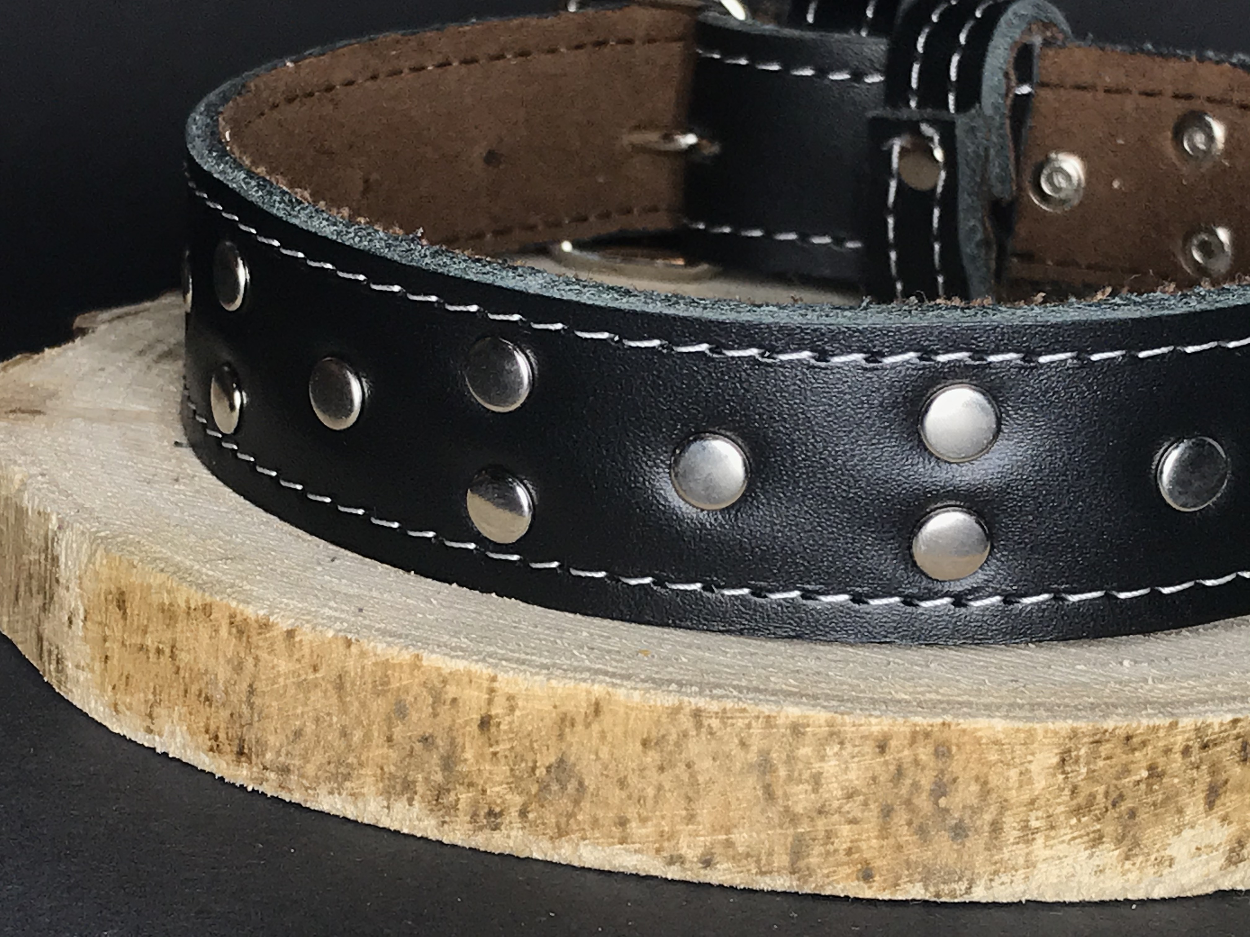 Palkar zdobený obojok z kože hladenice pre psov 55 cm x 30 mm čierny