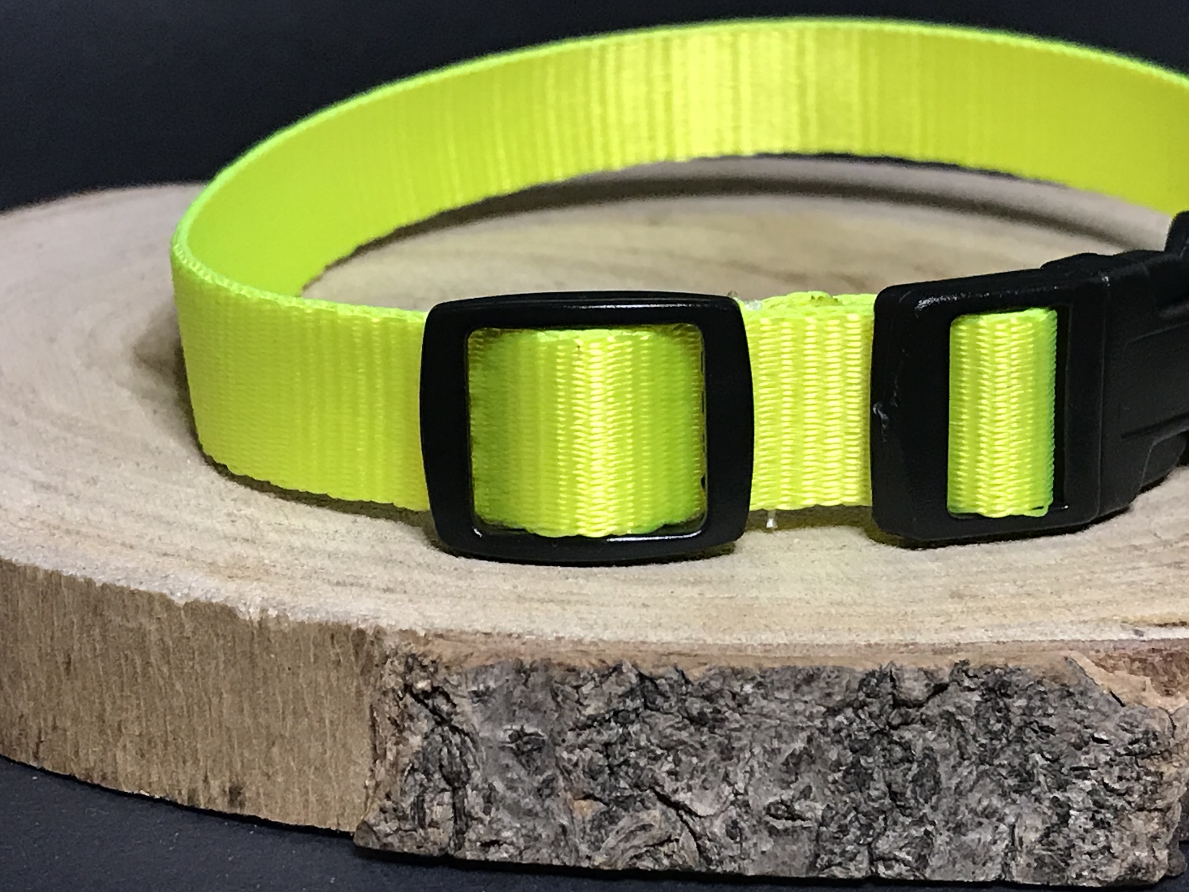 Palkar obojok z popruhu pre psov 35 cm x 16 mm neónová