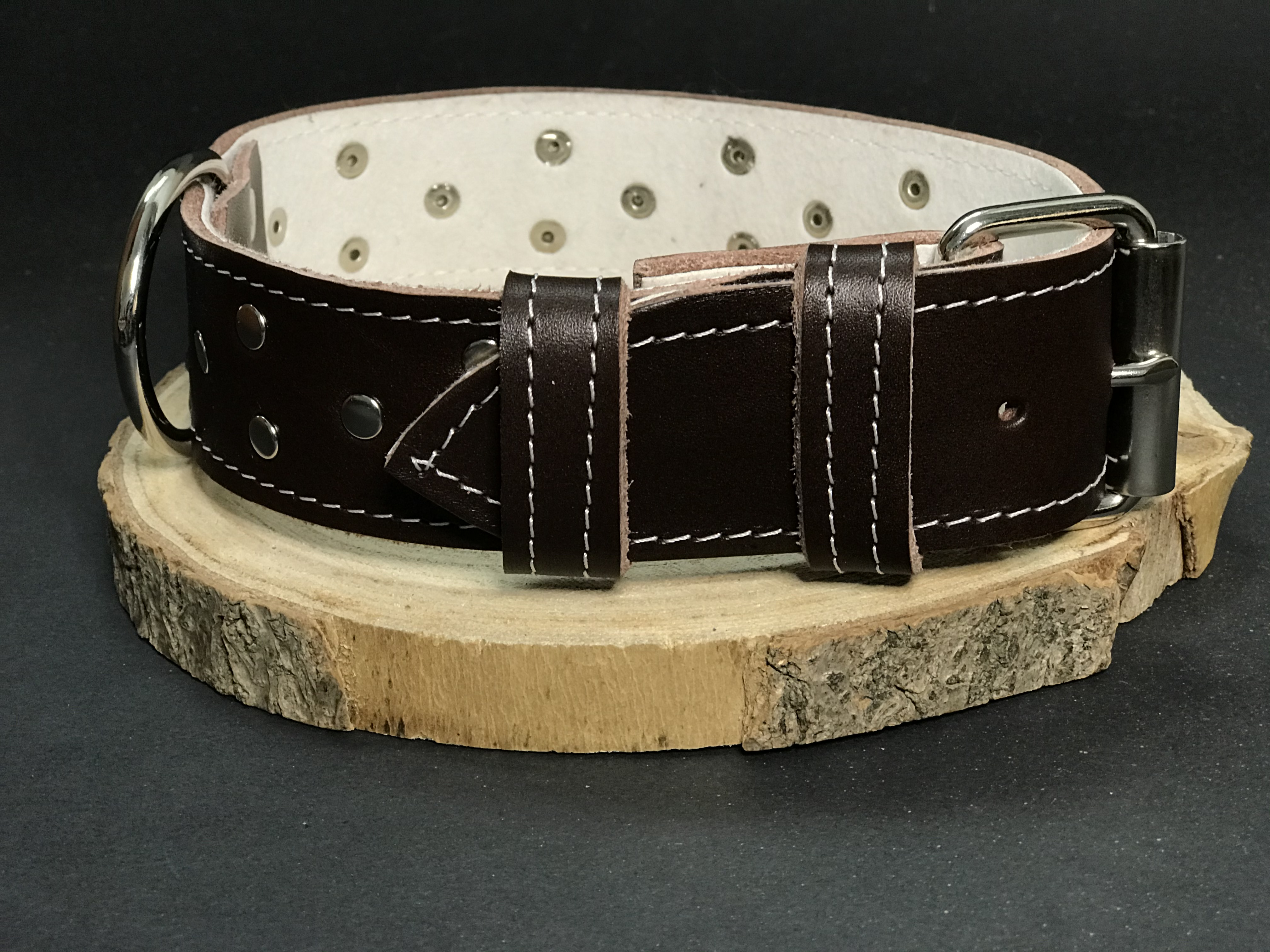 Palkar zdobený obojok z kože hladenice pre psov 55 cm x 40 mm hnedý