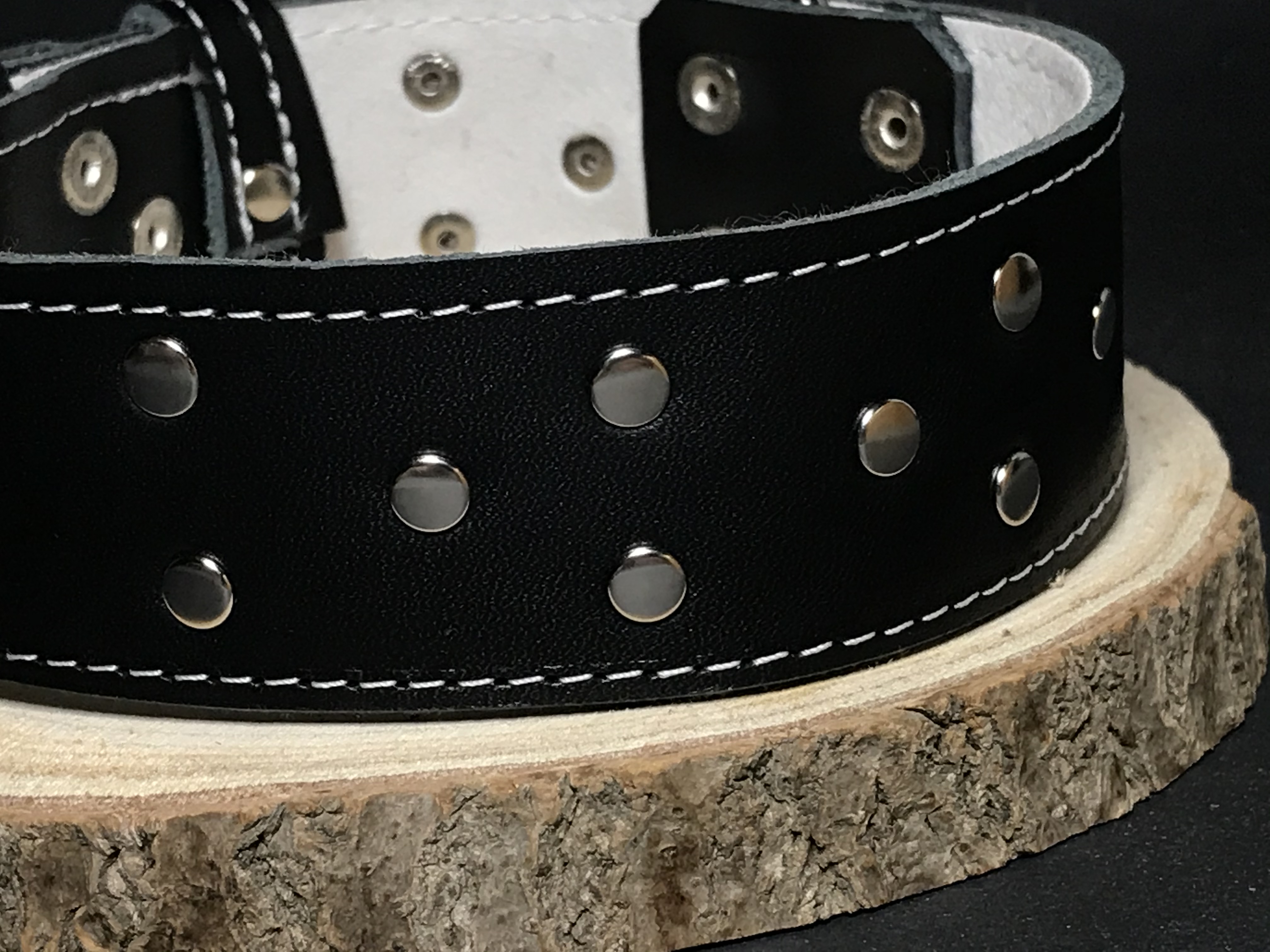 Palkar zdobený obojok z kože hladenice pre psov 55 cm x 40 mm čierny