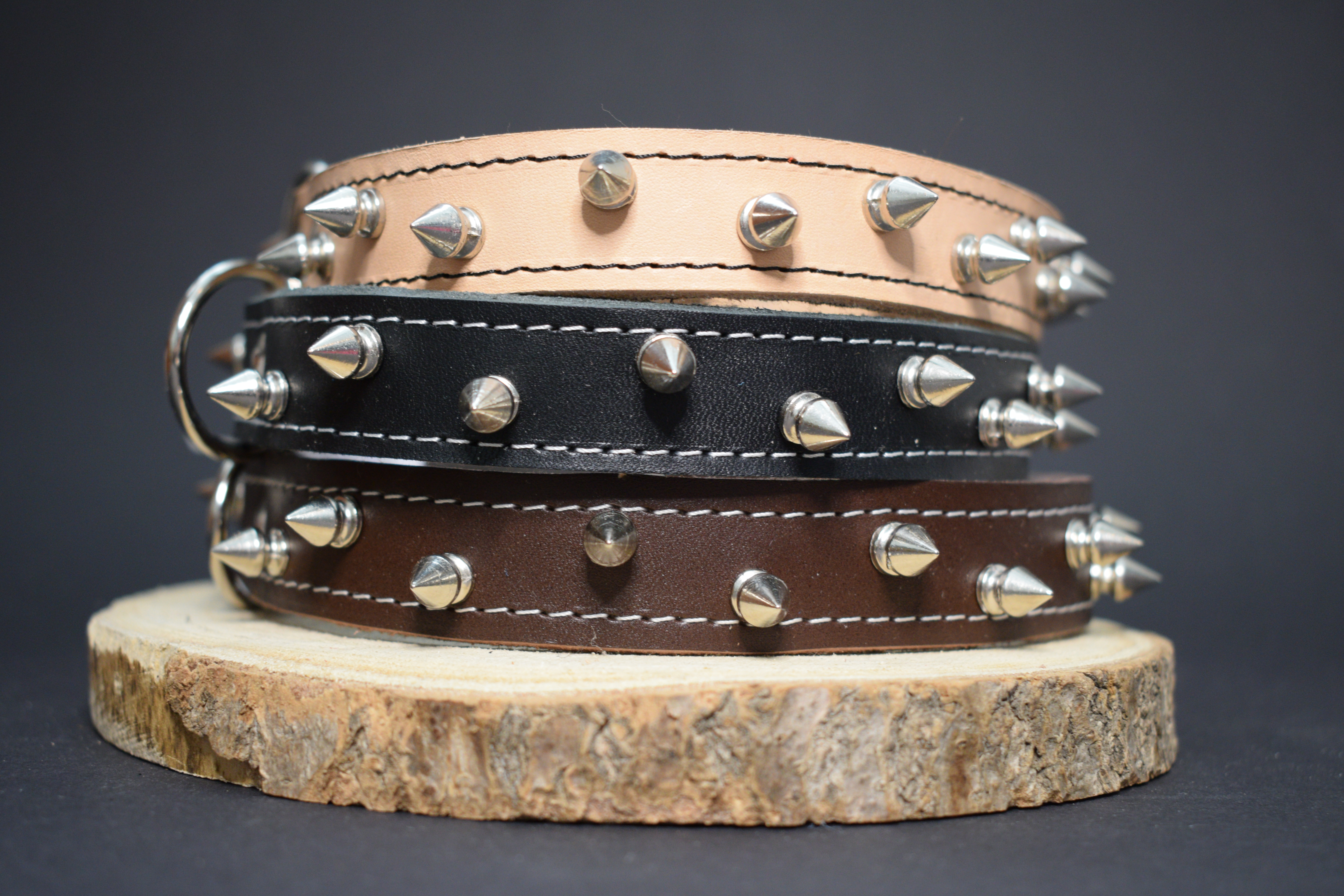 Palkar obojok z kože hladenice pre psov zdobený hrotmi 55 cm x 22 mm hnedý