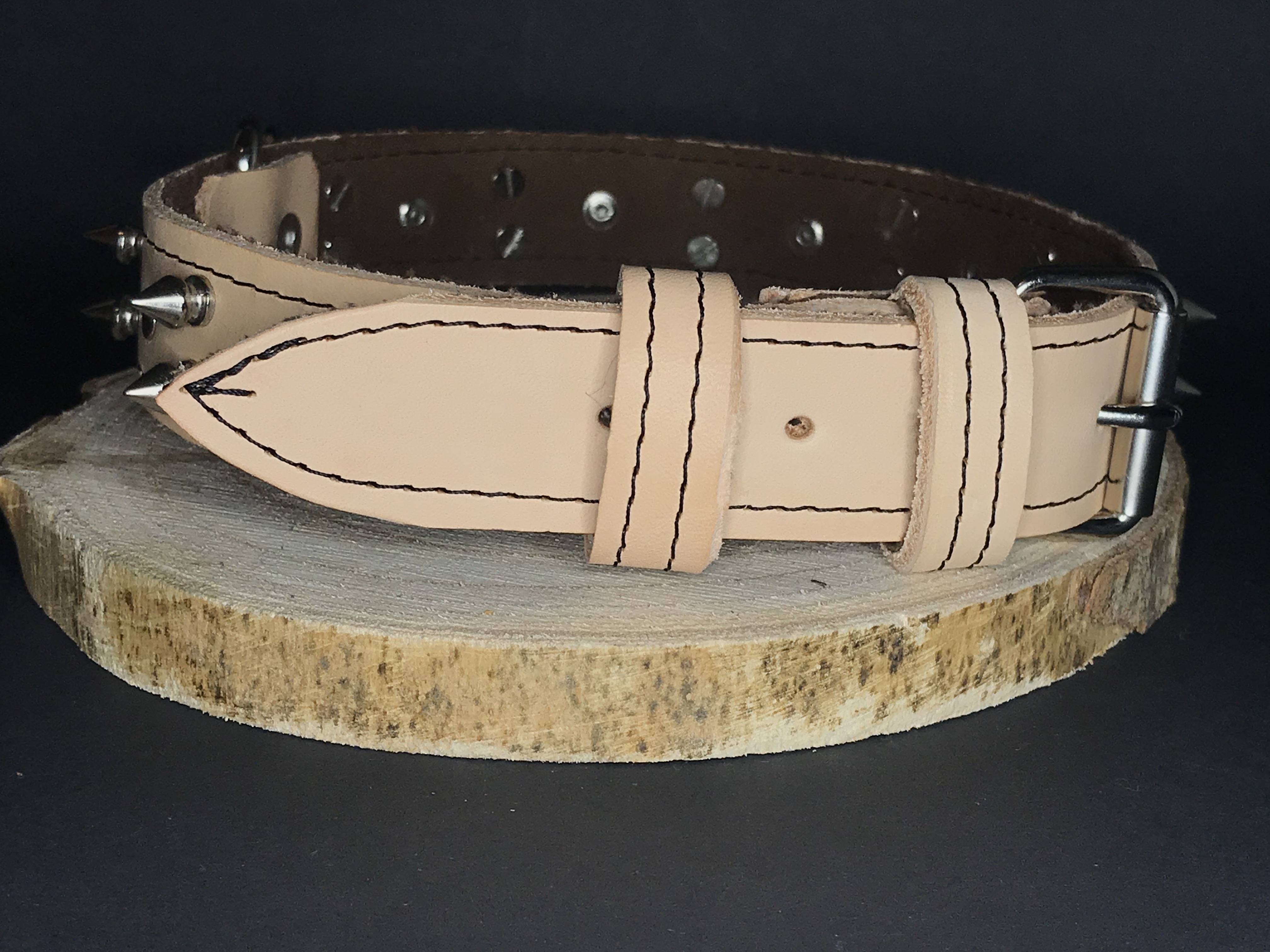 Palkar obojok z kože hladenice pre psov zdobený hrotmi 55 cm x 30 mm prírodný