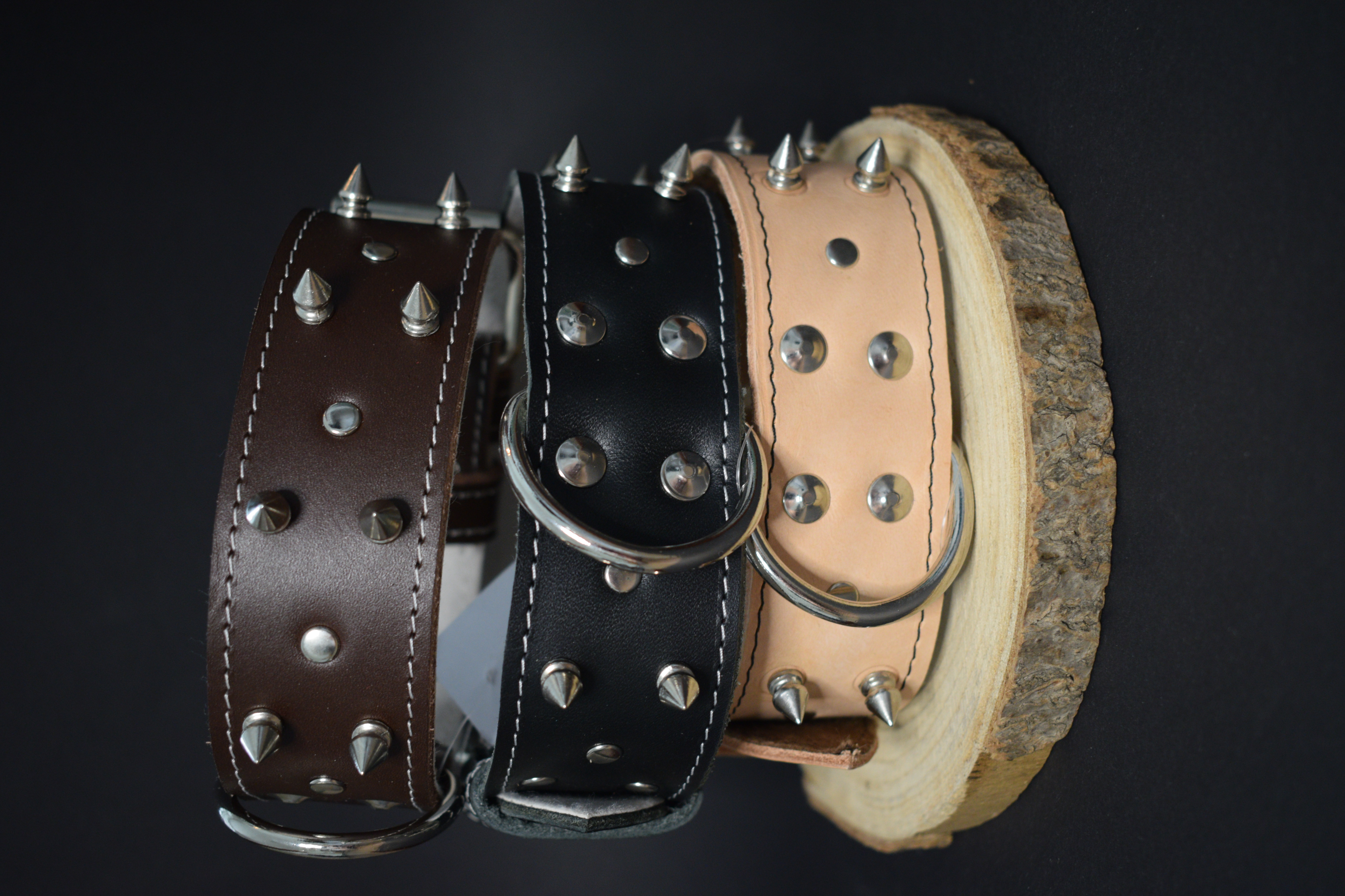 Palkar obojok z kože hladenice pre psov zdobený hrotmi 55 cm x 40 mm hnedý