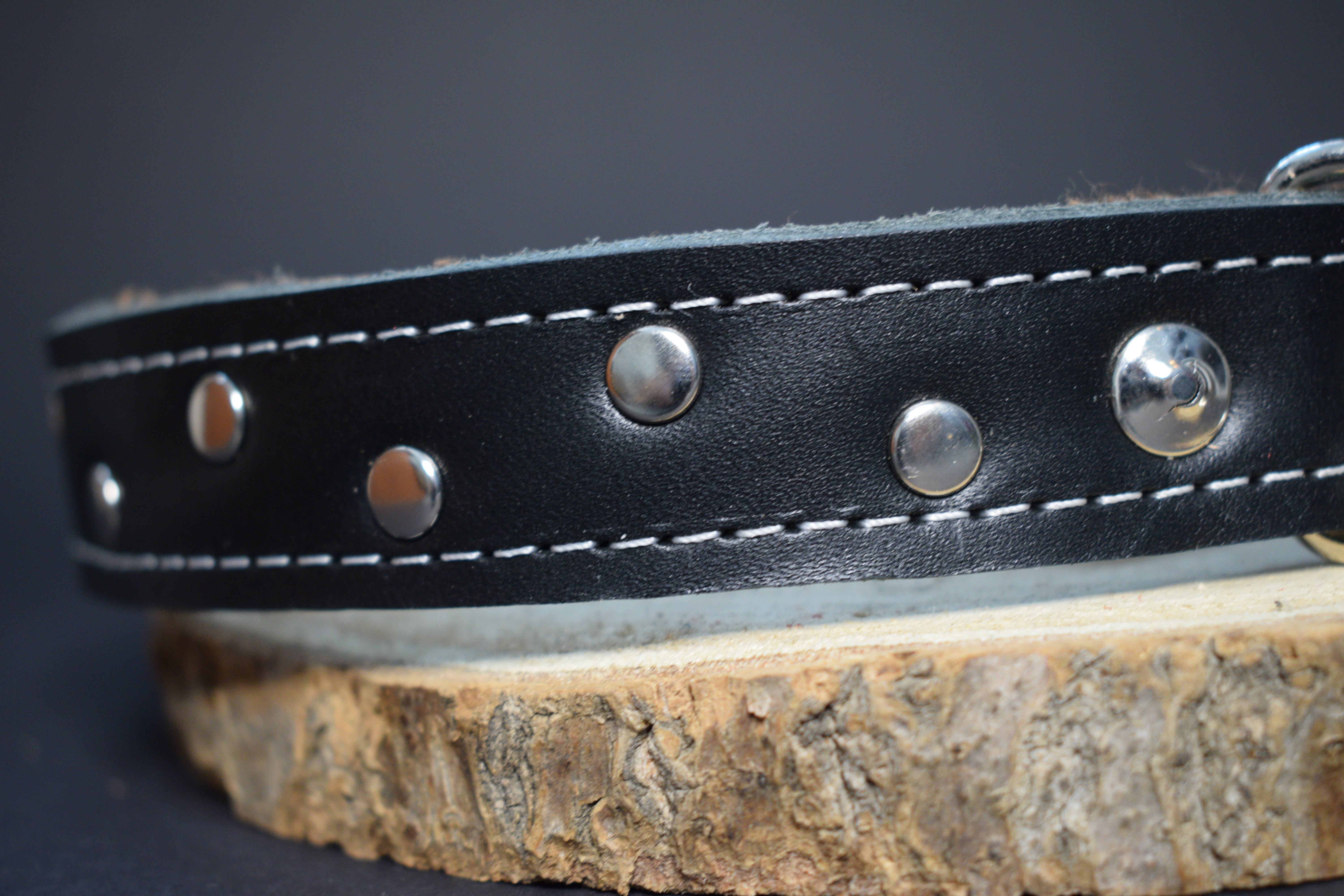 Palkar zdobený obojok z kože hladenice pre psov 60 cm x 24 mm čierny