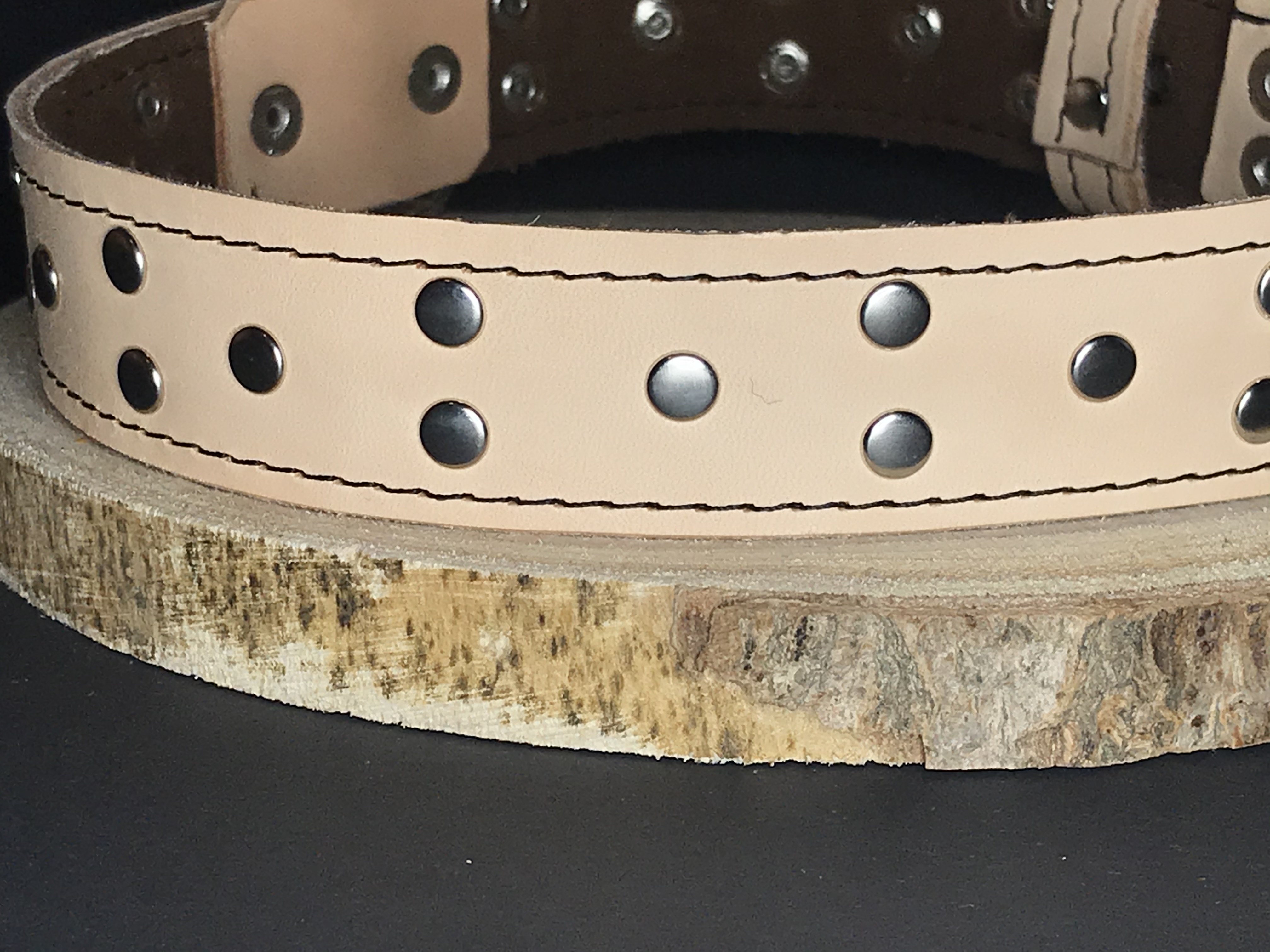 Palkar zdobený obojok z kože hladenice pre psov 60 cm x 30 mm prírodný