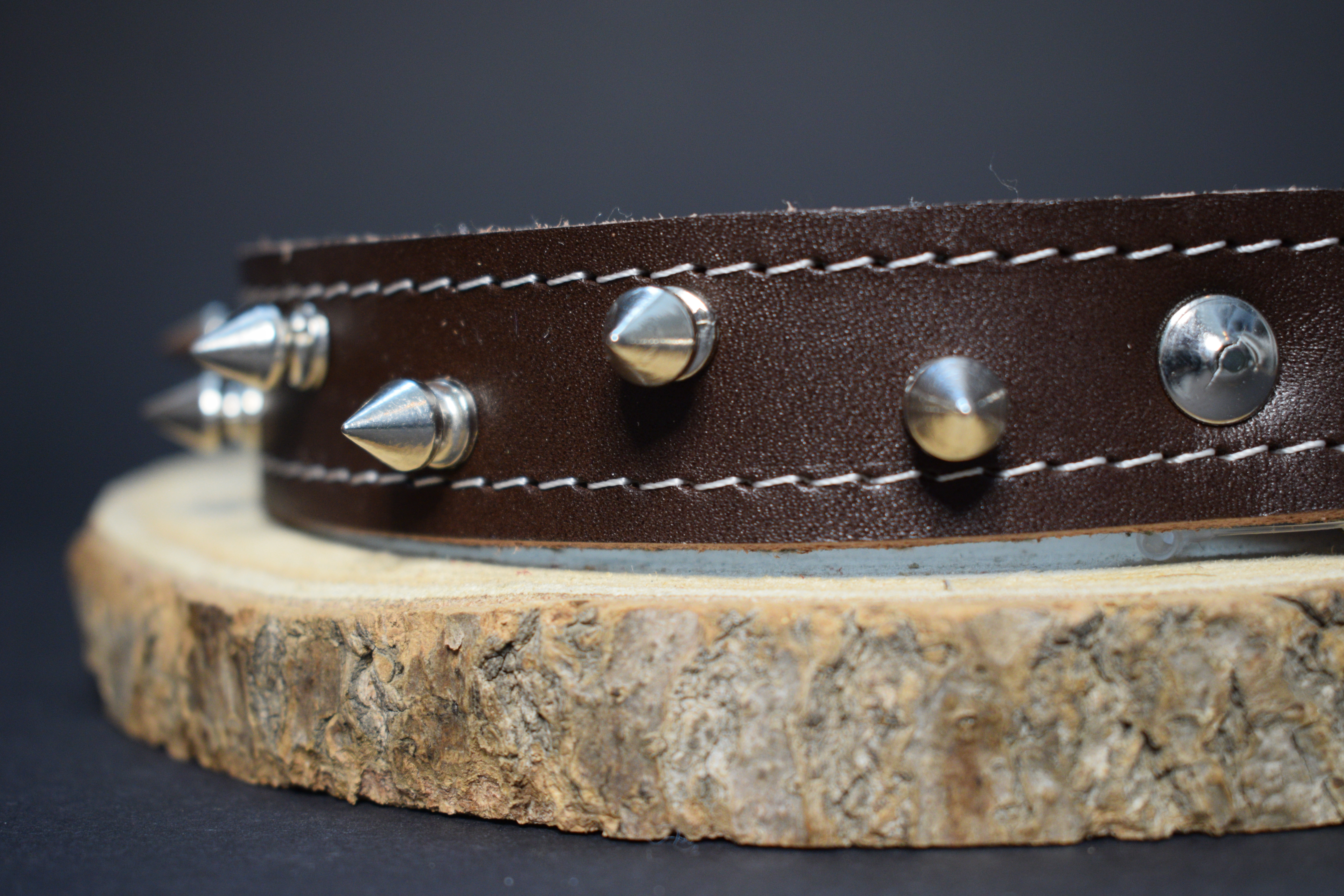 Palkar obojok z kože hladenice pre psov zdobený hrotmi 60 cm x 24 mm hnedý