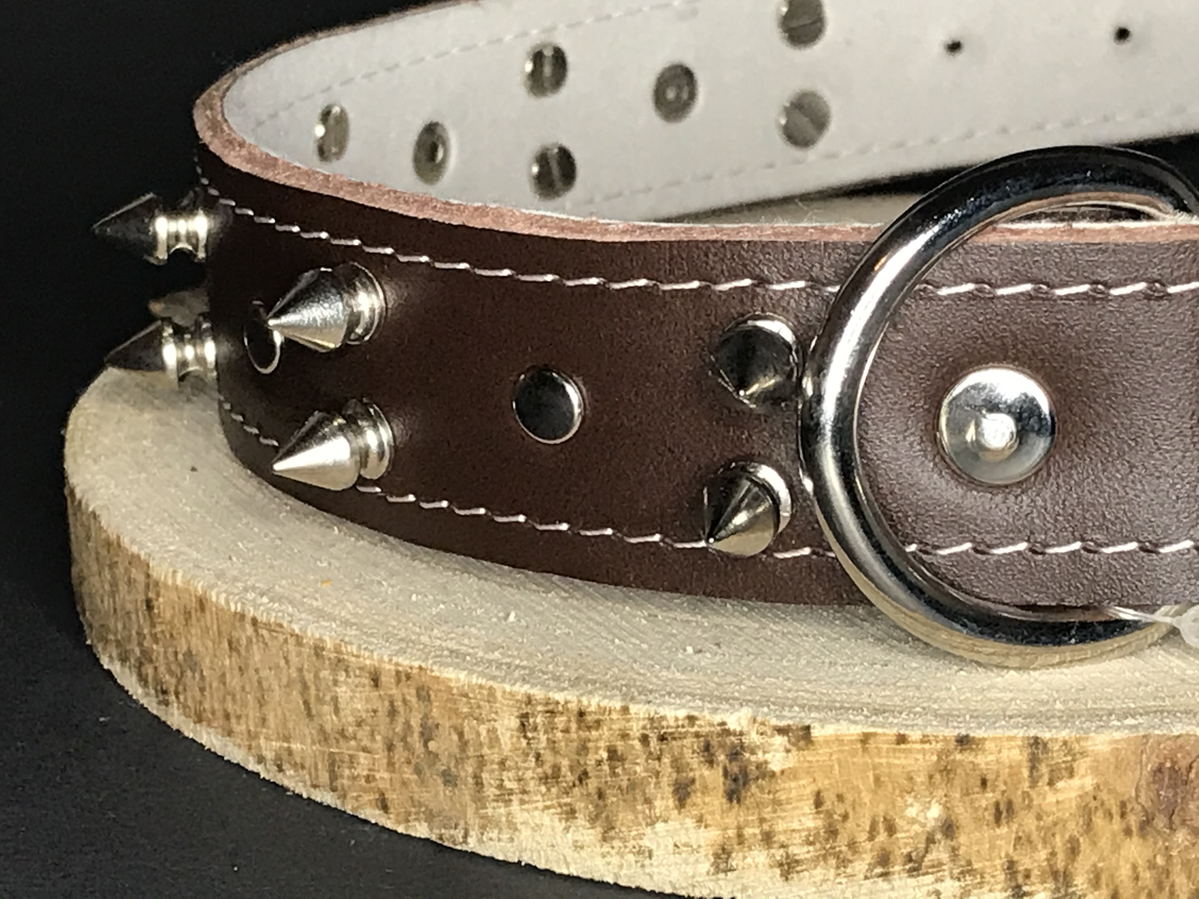 Palkar obojok z kože hladenice pre psov zdobený hrotmi 60 cm x 30 mm hnedý