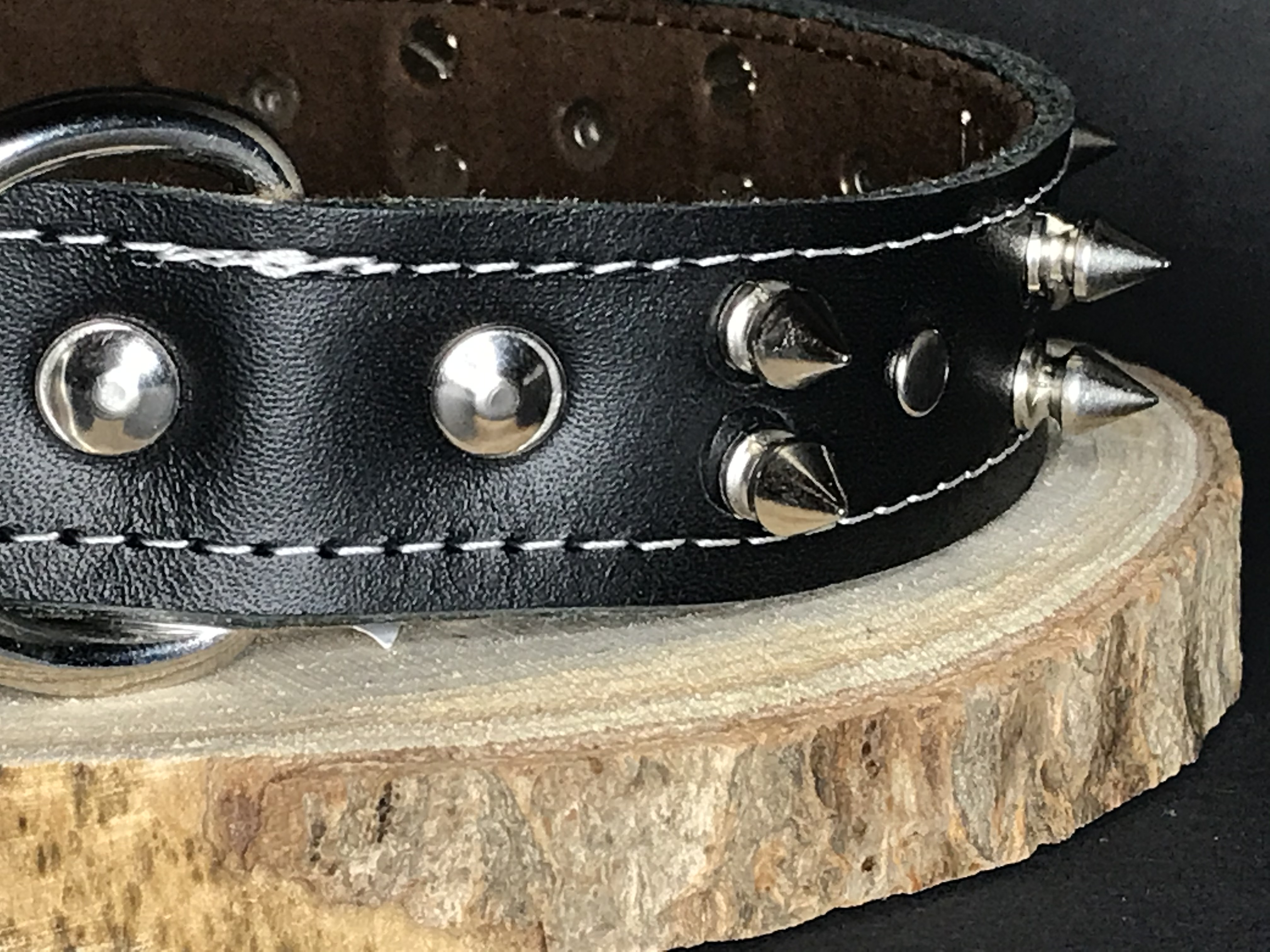 Palkar obojok z kože hladenice pre psov zdobený hrotmi 60 cm x 30 mm čierny