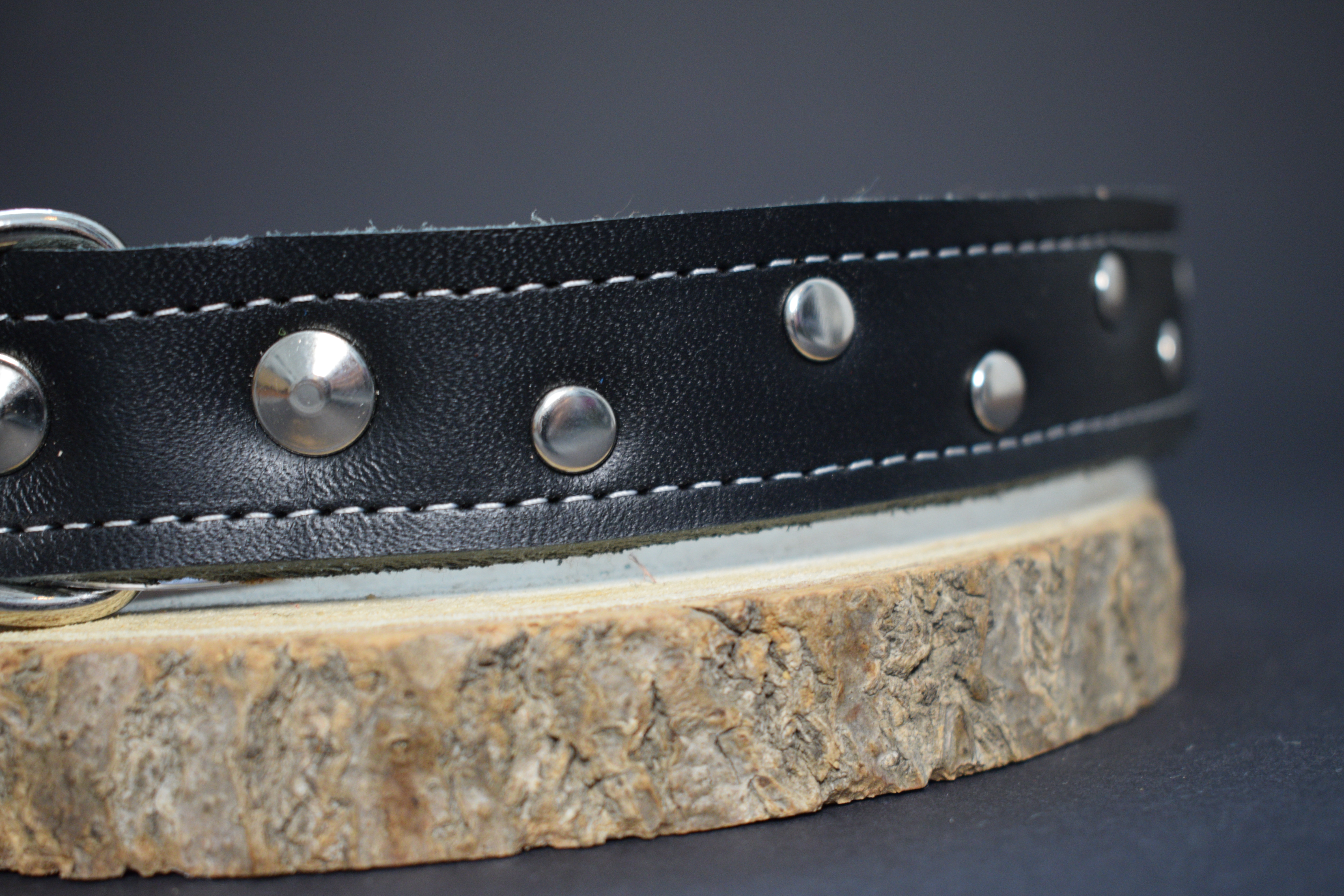 Palkar zdobený obojok z kože hladenice pre psov 65 cm x 26 mm čierny