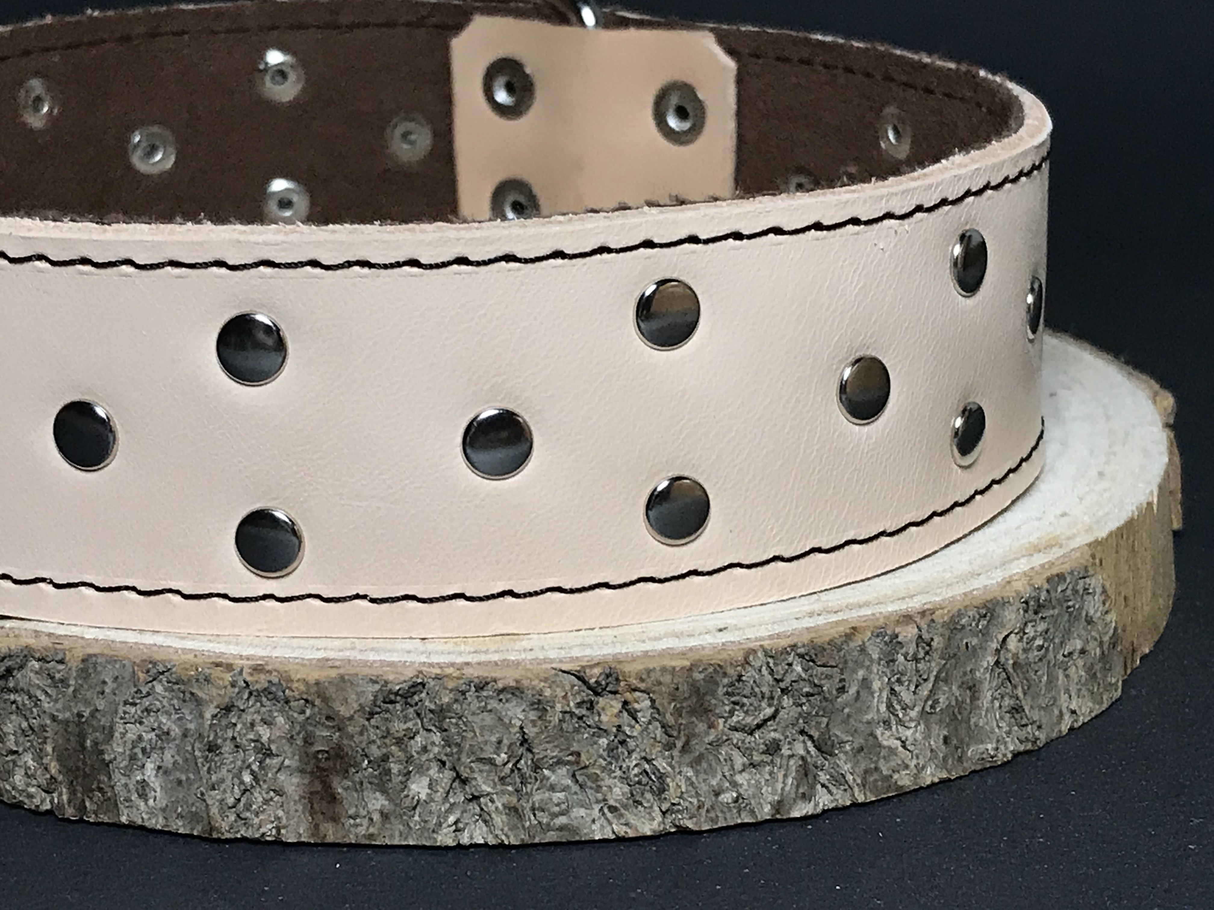 Palkar zdobený obojok z kože hladenice pre psov 65 cm x 40 mm prírodný