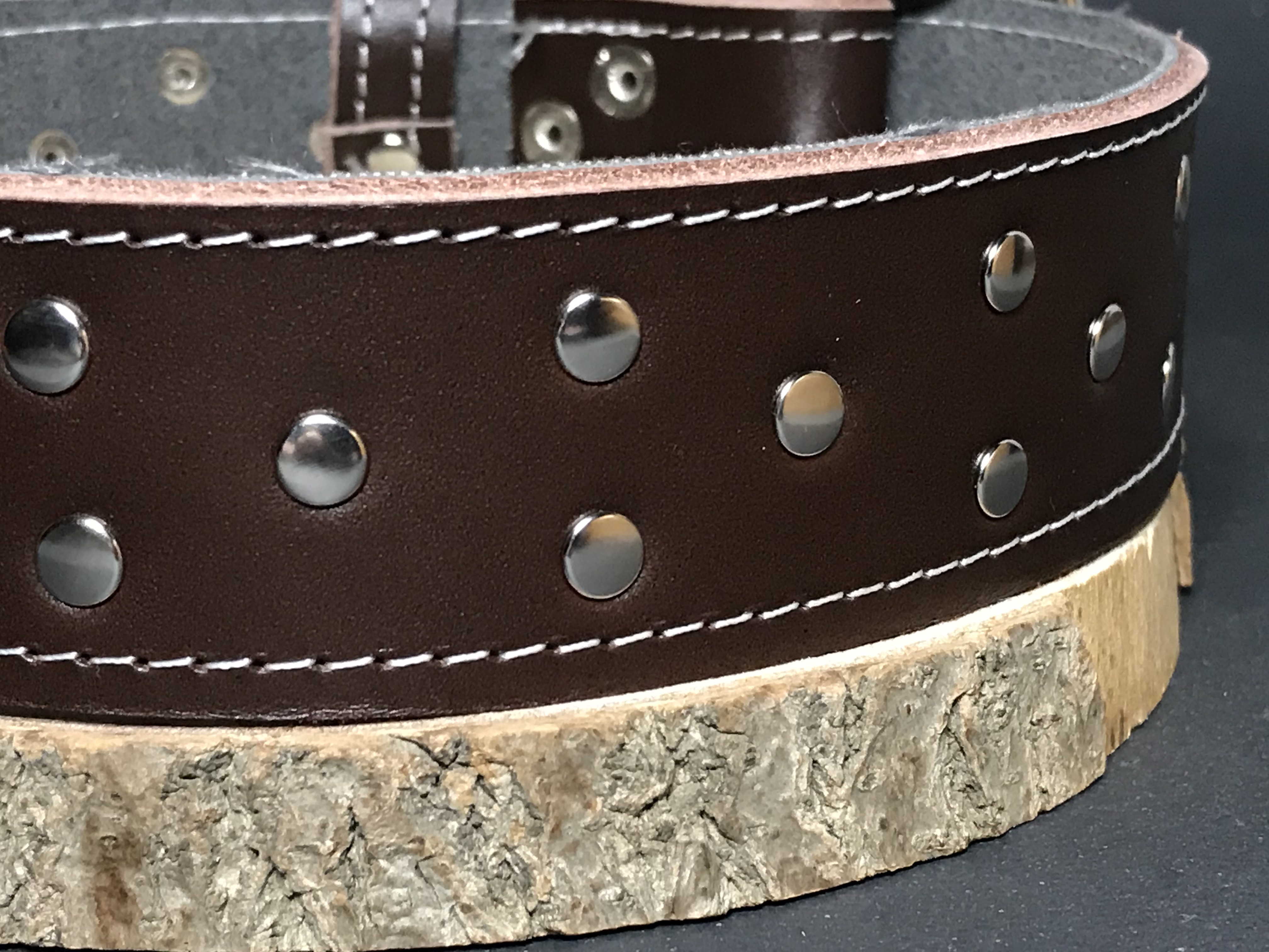 Palkar zdobený obojok z kože hladenice pre psov 65 cm x 40 mm hnedý