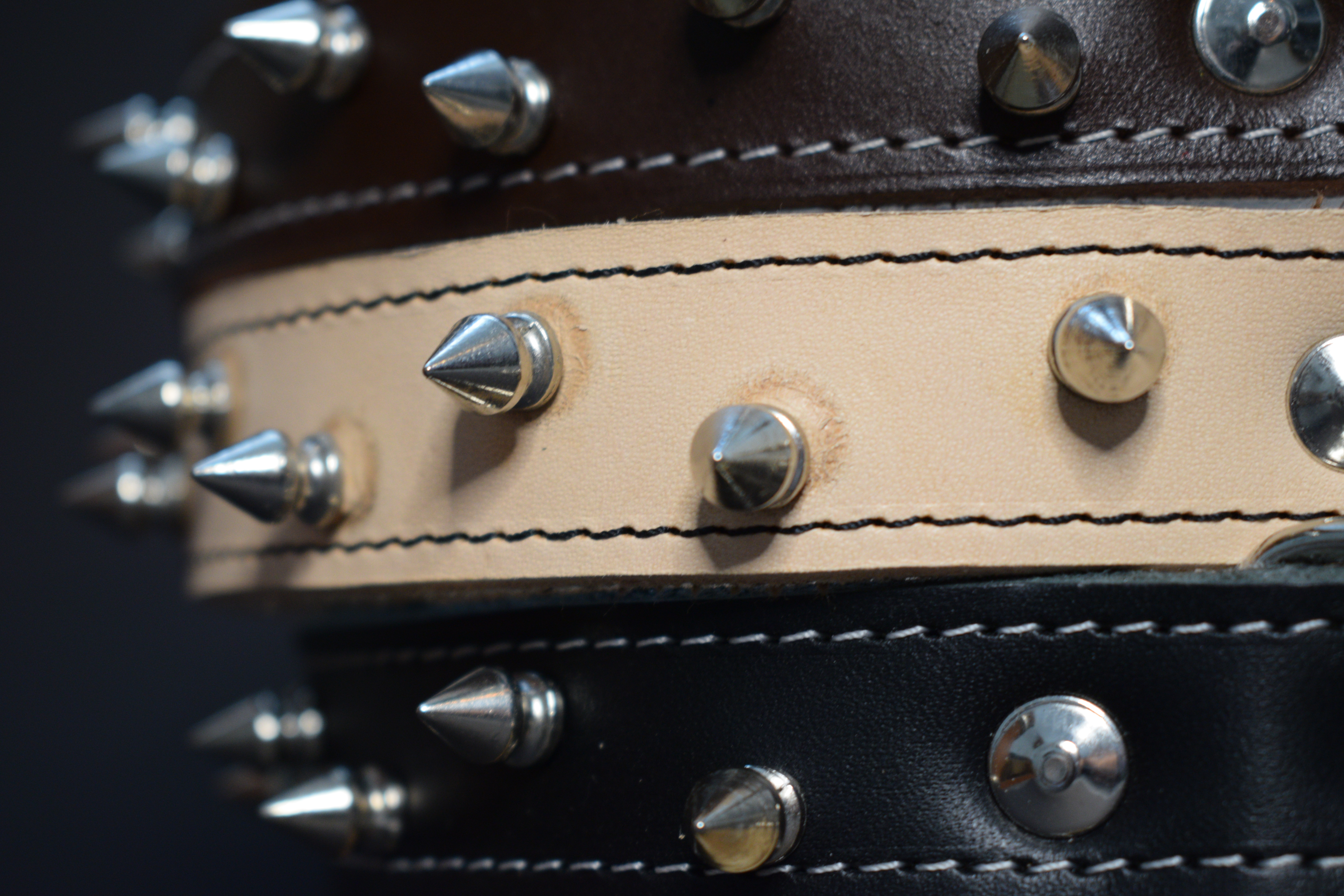 Palkar obojok z kože hladenice pre psov zdobený hrotmi 65 cm x 26 mm čierny