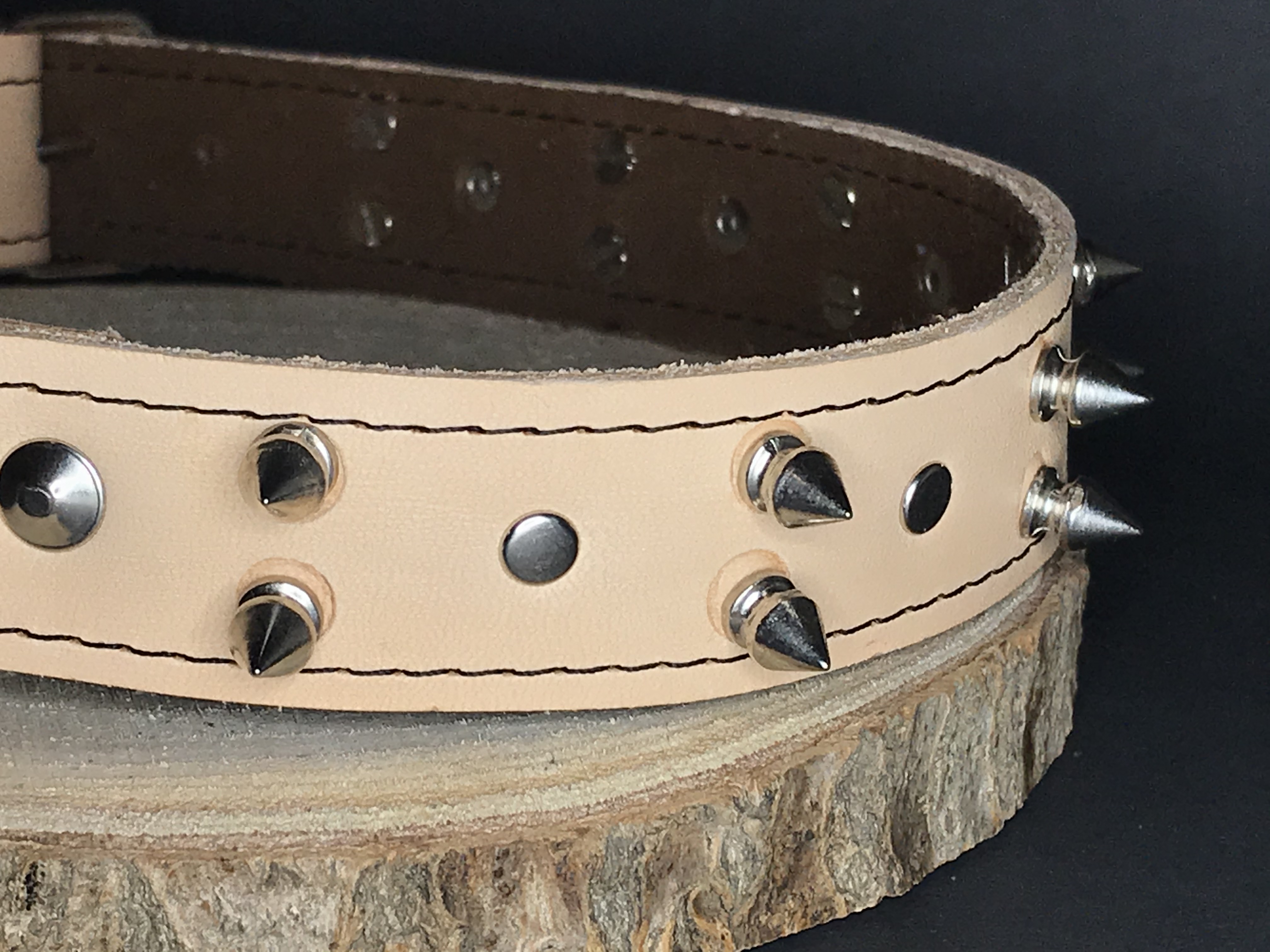 Palkar obojok z kože hladenice pre psov zdobený hrotmi 65 cm x 30 mm prírodný