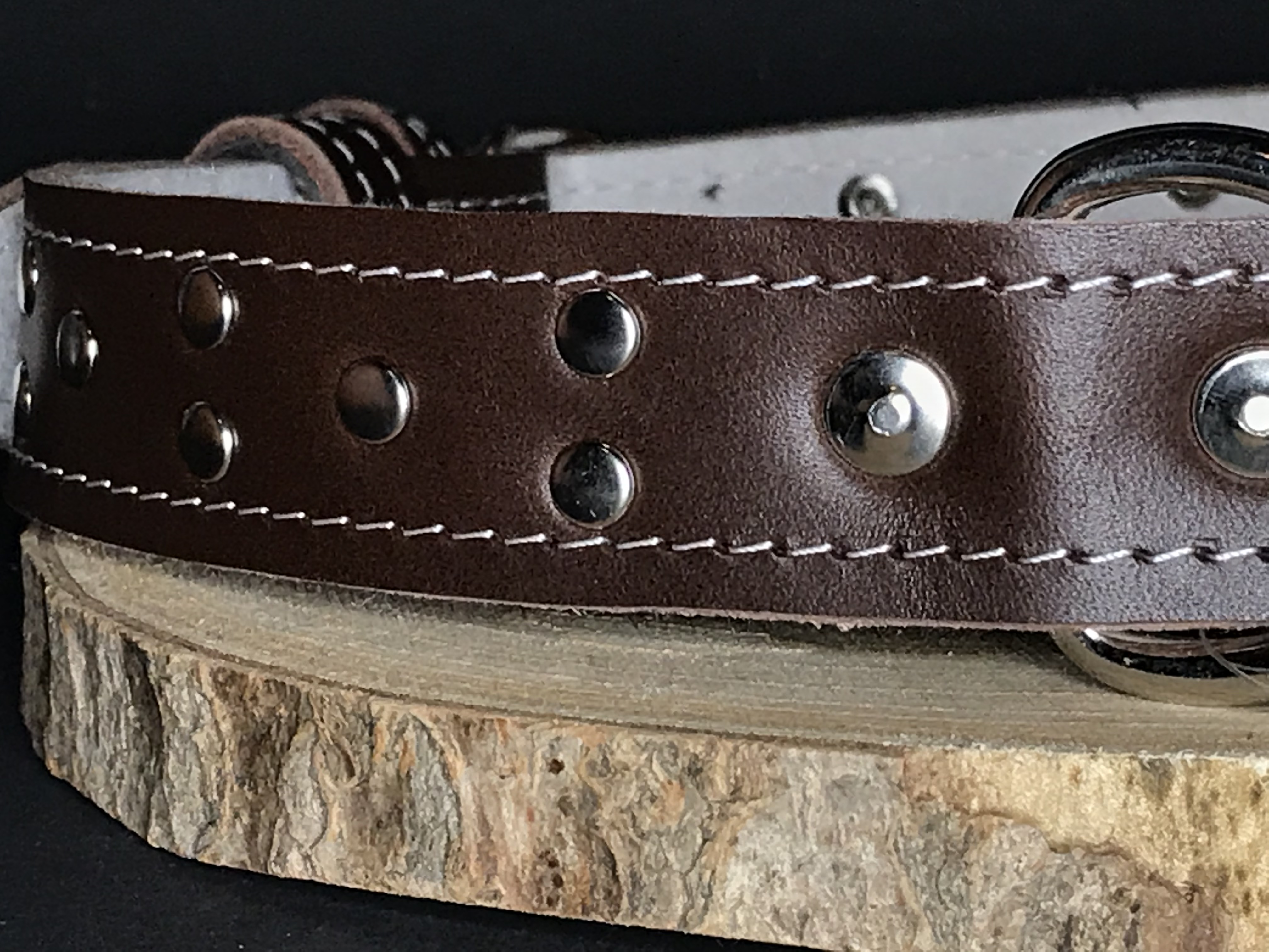 Palkar zdobený obojok z kože hladenice pre psov 70 cm x 30 mm hnedý