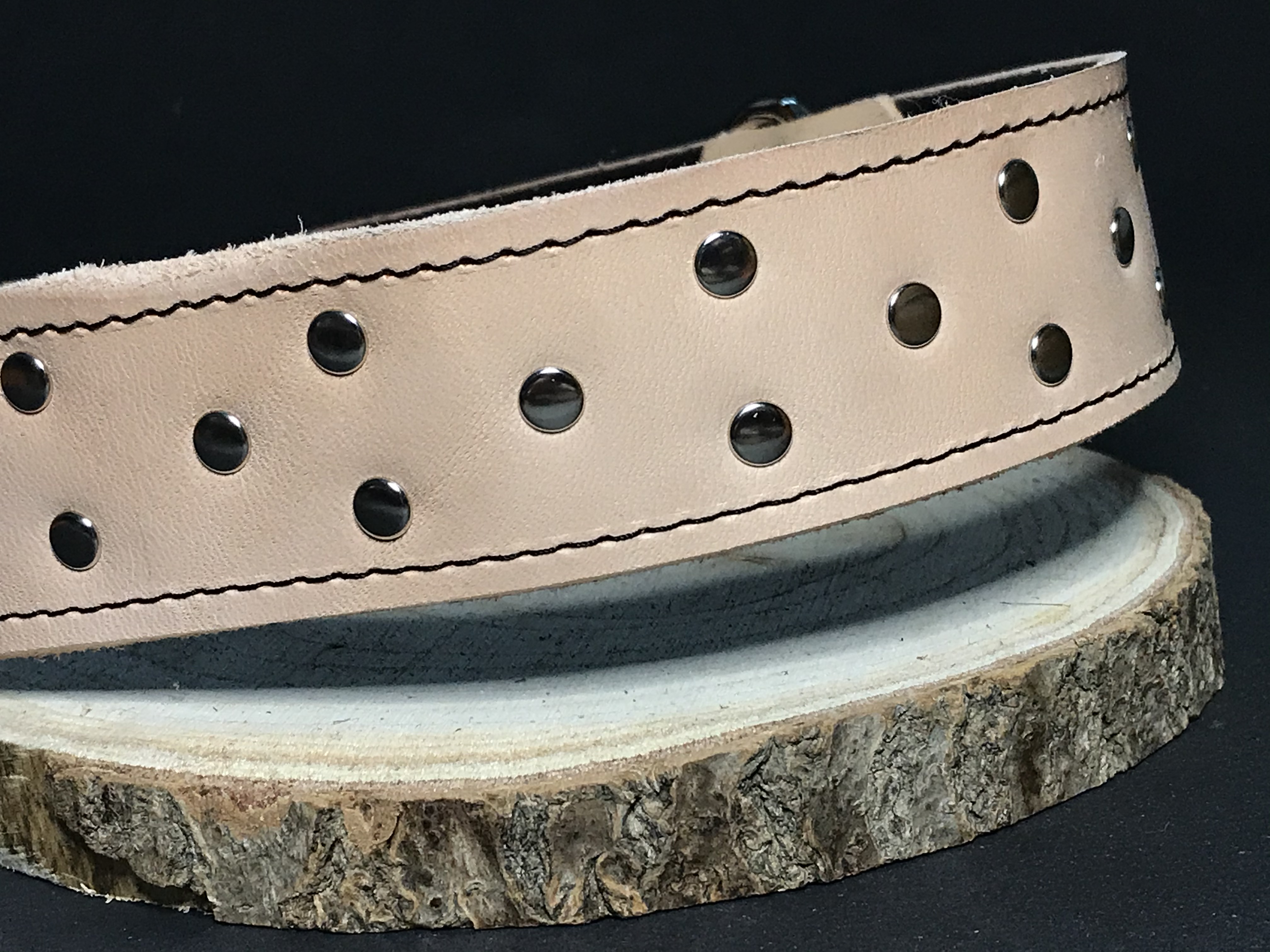 Palkar zdobený obojok z kože hladenice pre psov 70 cm x 40 mm prírodný