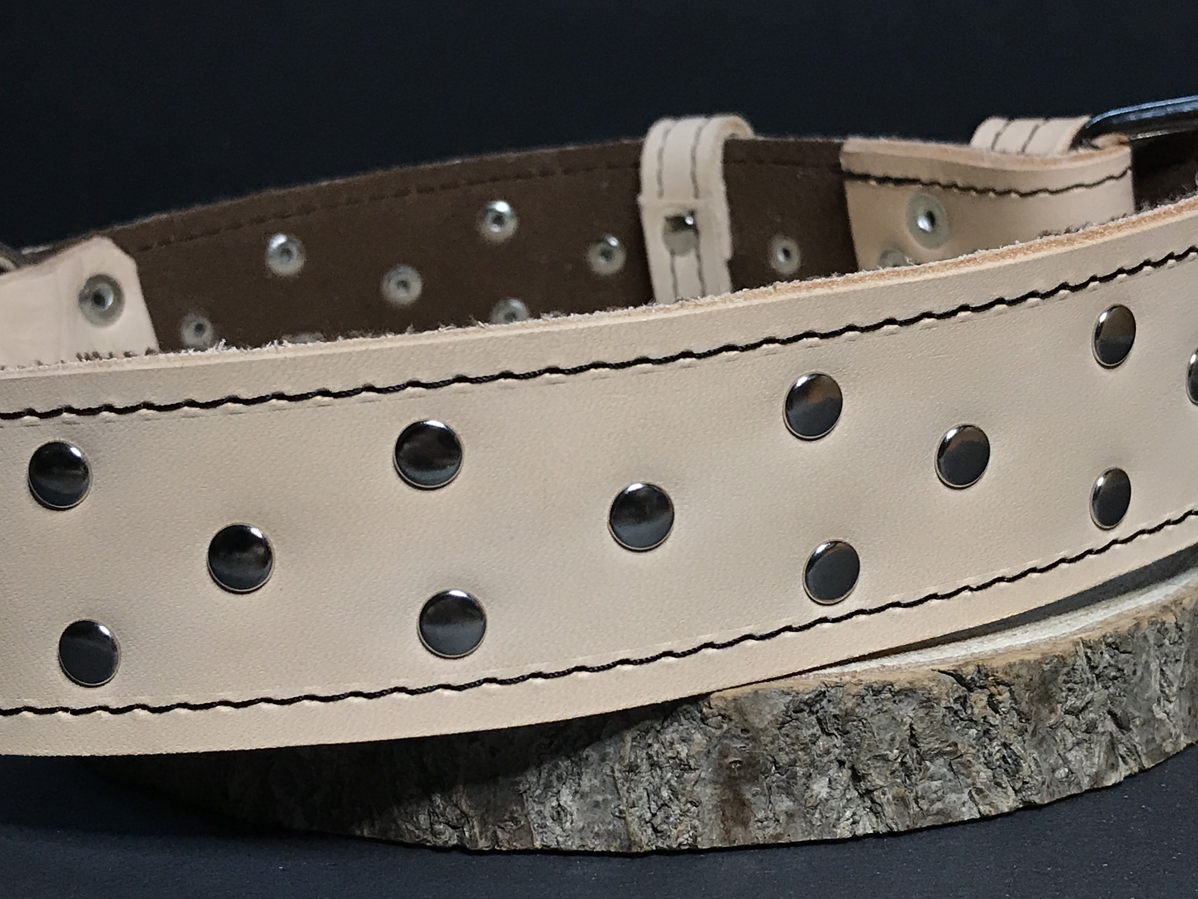 Palkar zdobený obojok z kože hladenice pre psov 75 cm x 40 mm prírodný