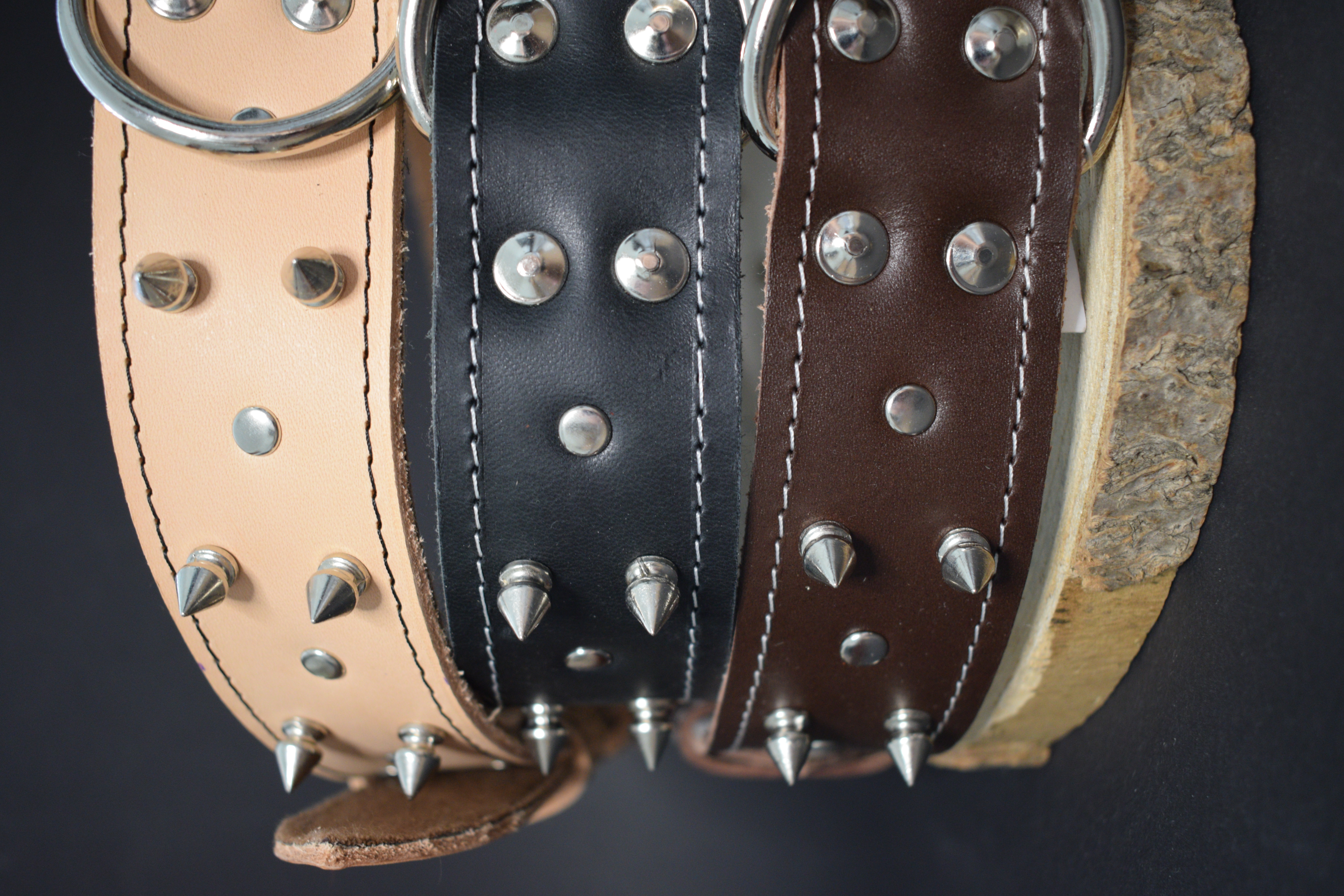 Palkar obojok z kože hladenice pre psov zdobený hrotmi 75 cm x 40 mm prírodný