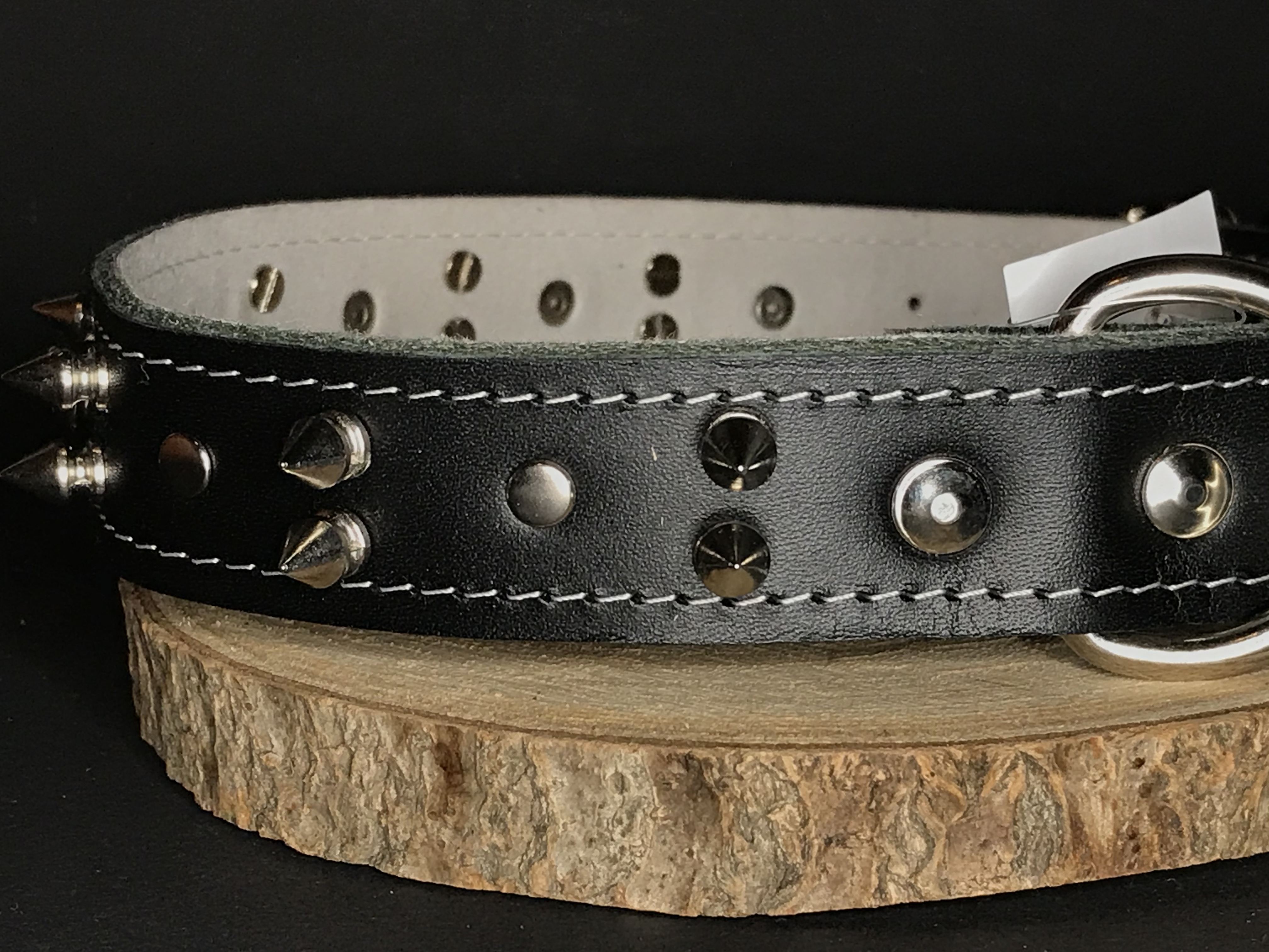 Palkar obojok z kože hladenice pre psov zdobený hrotmi 80 cm x 30 mm čierny
