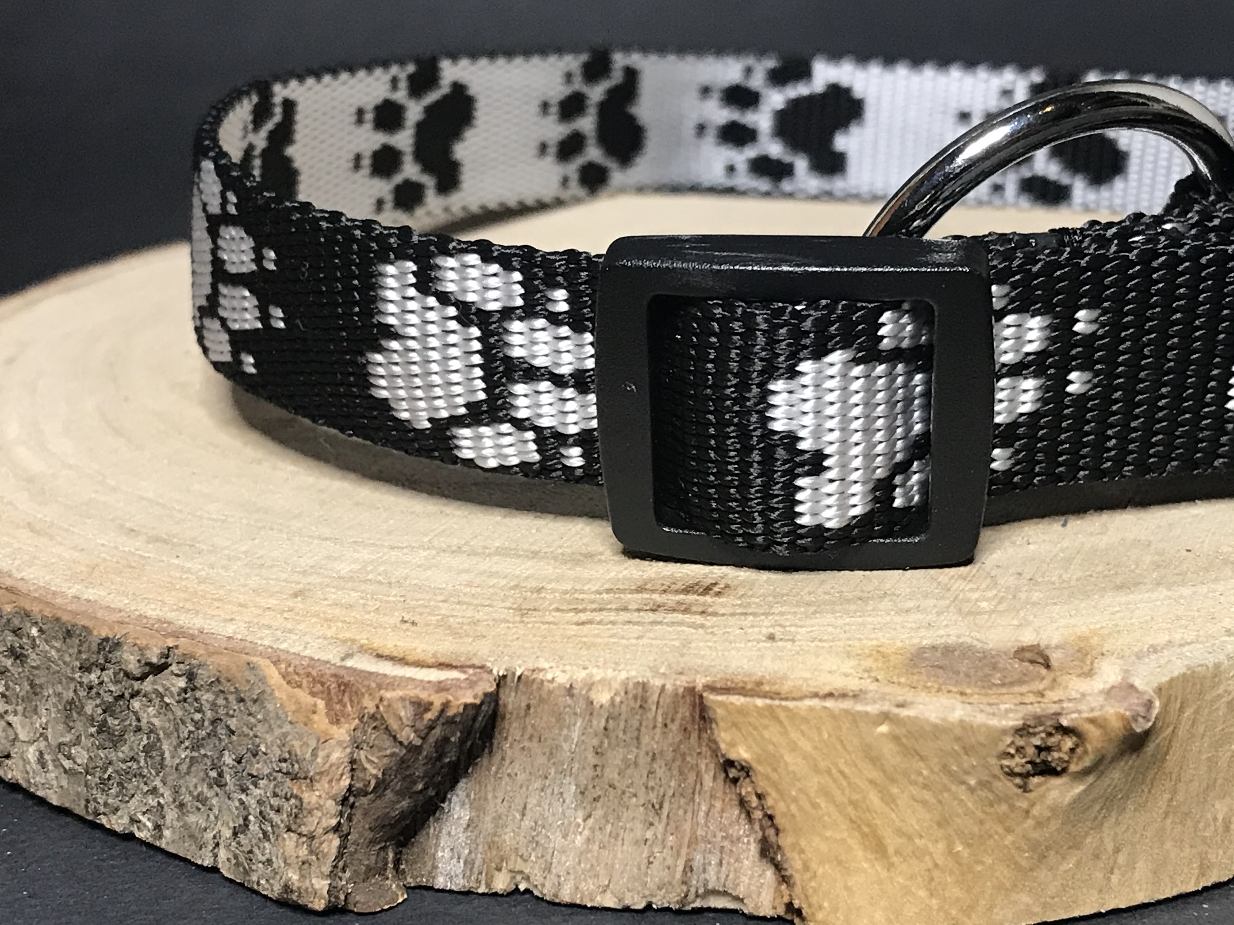 Palkar obojok z popruhu pre psov 50 cm x 20 mm čierno-biela s labkami