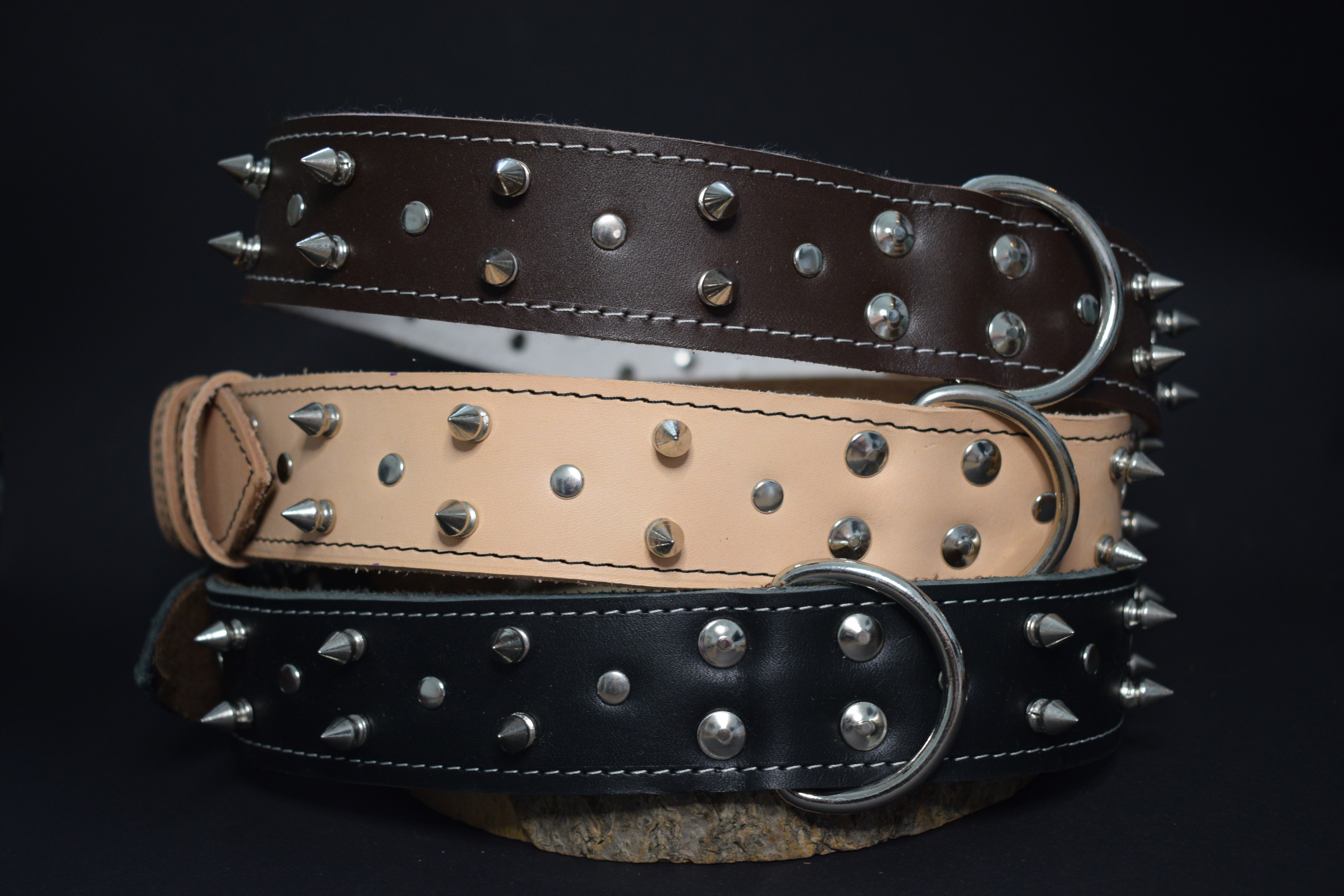 Palkar obojok z kože hladenice pre psov zdobený hrotmi 80 cm x 40 mm hnedý