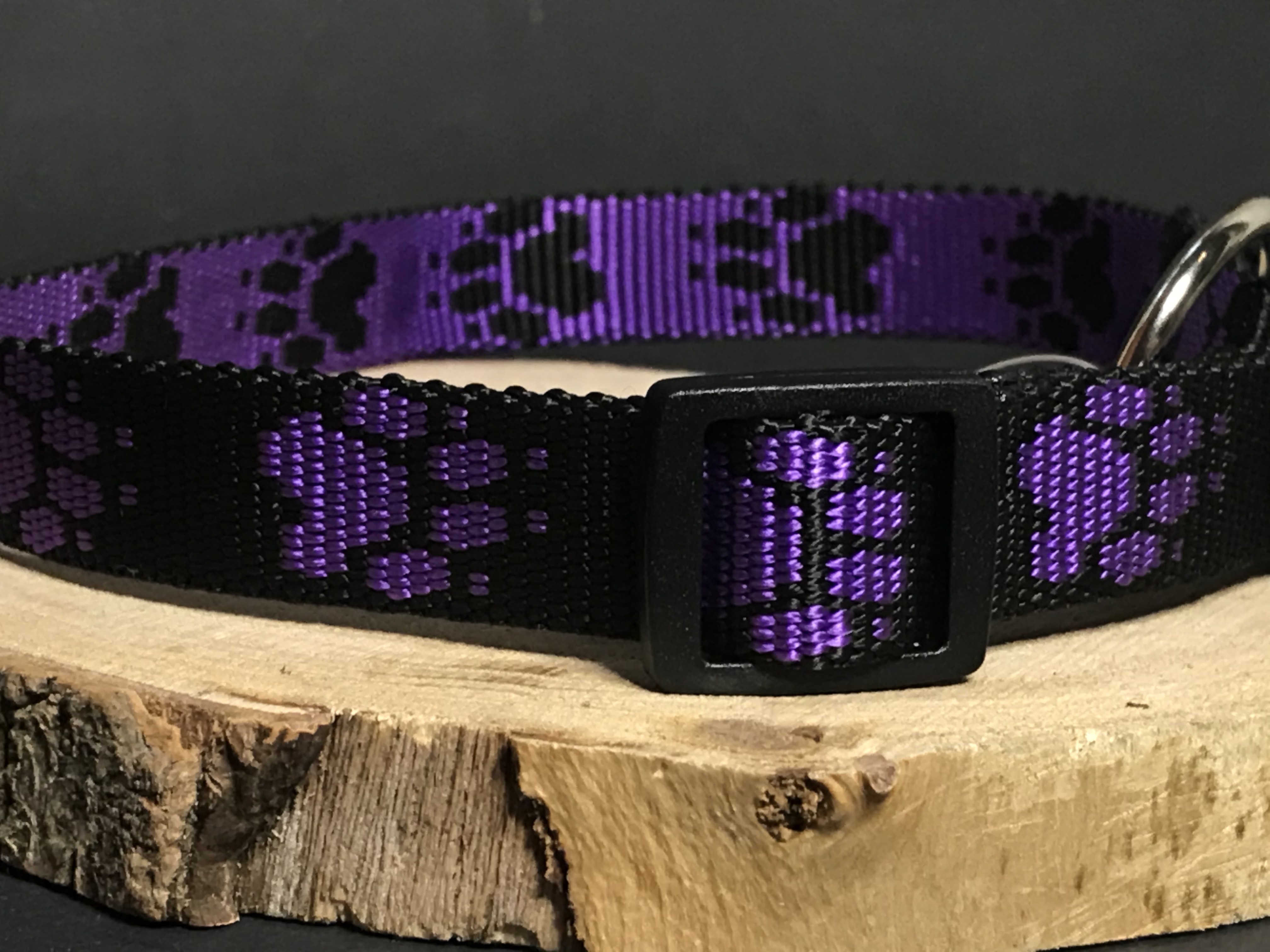 Palkar obojok z popruhu pre psov 50 cm x 20 mm čierno-fialová s labkami