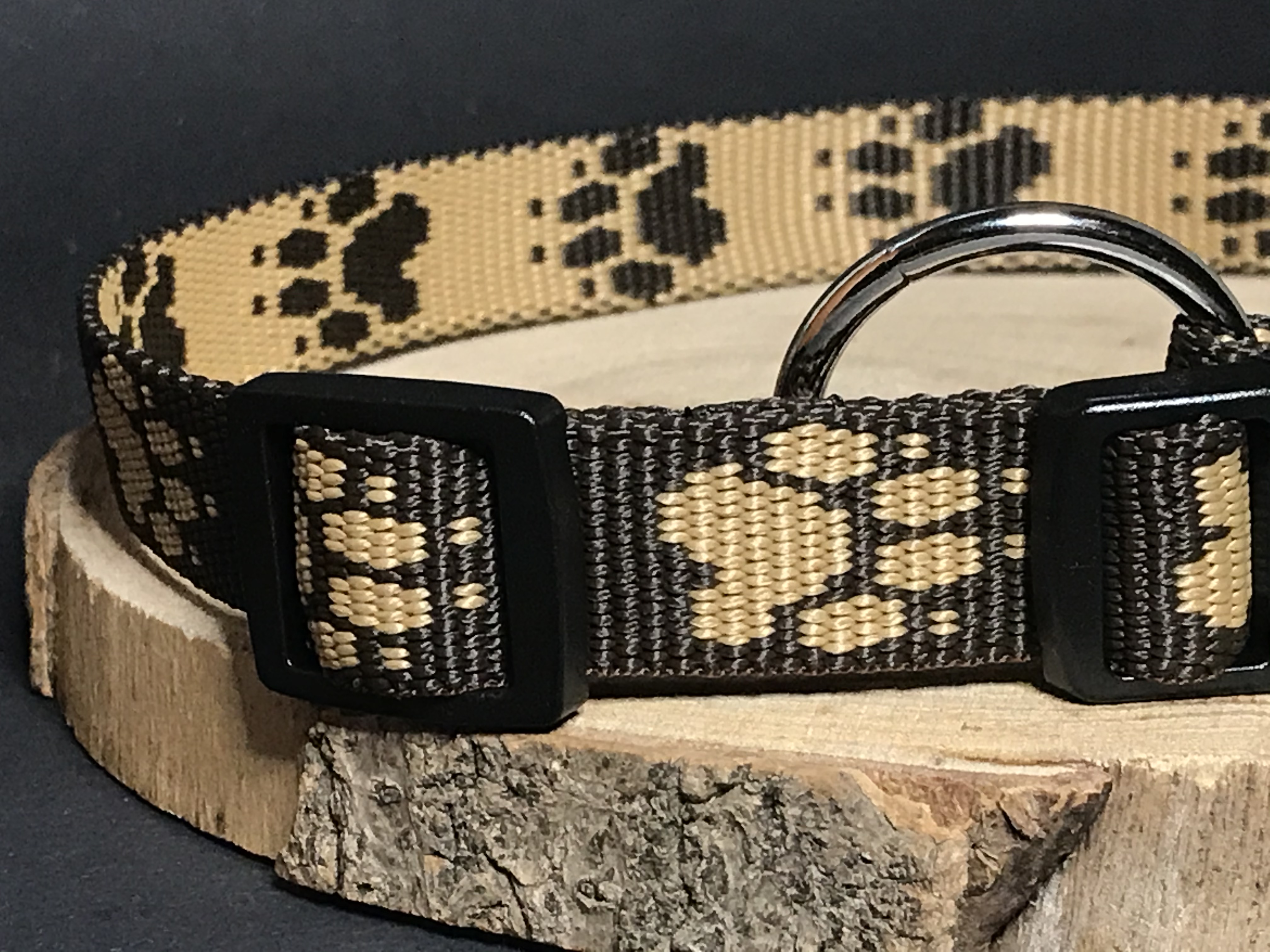 Palkar obojok z popruhu pre psov 50 cm x 20 mm hnedá s labkami