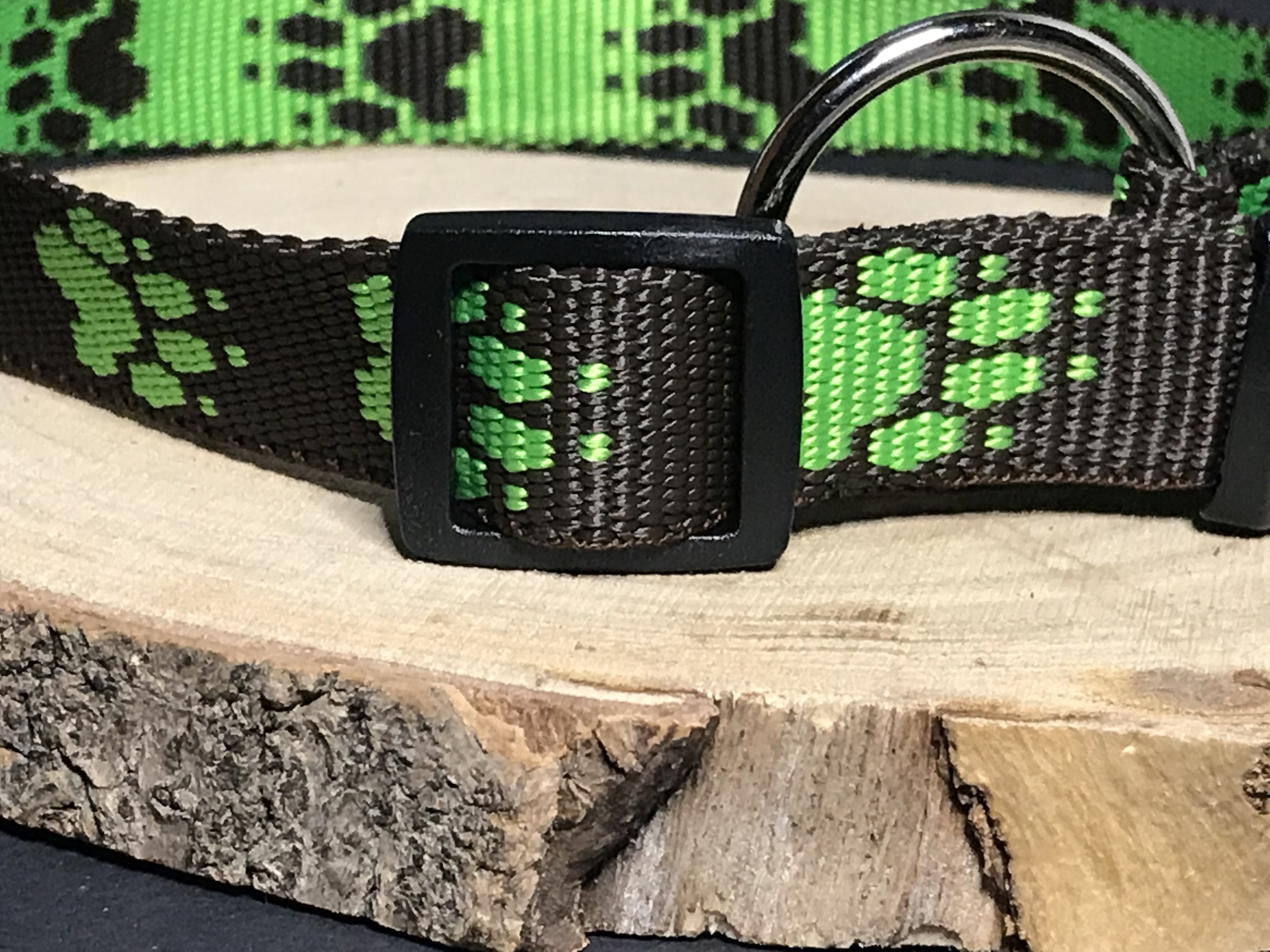 Palkar obojok z popruhu pre psov 50 cm x 20 mm hnedo-zelená s labkami