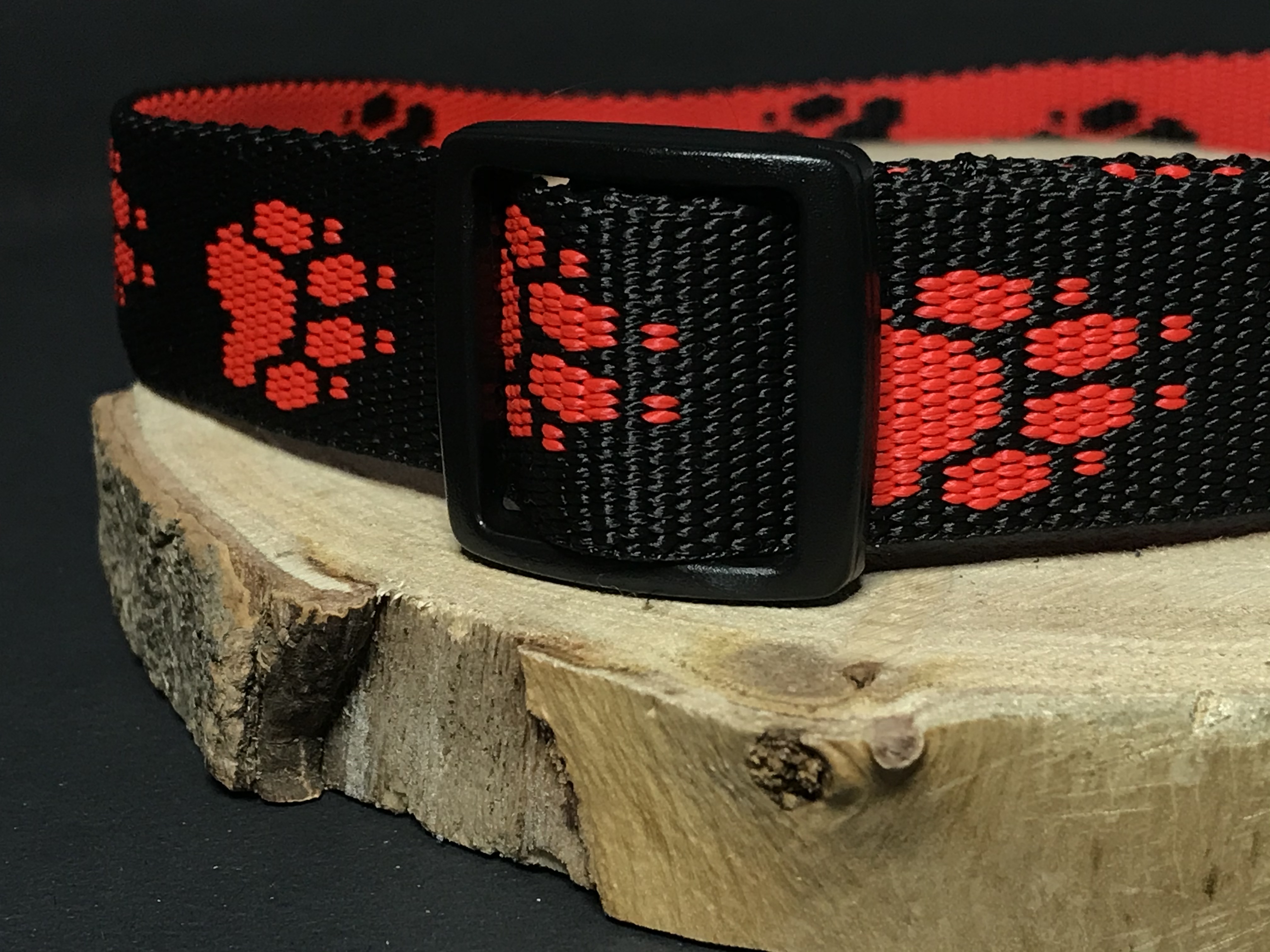 Palkar obojok z popruhu pre psov 65 cm x 25 mm čierno-červená s labkami