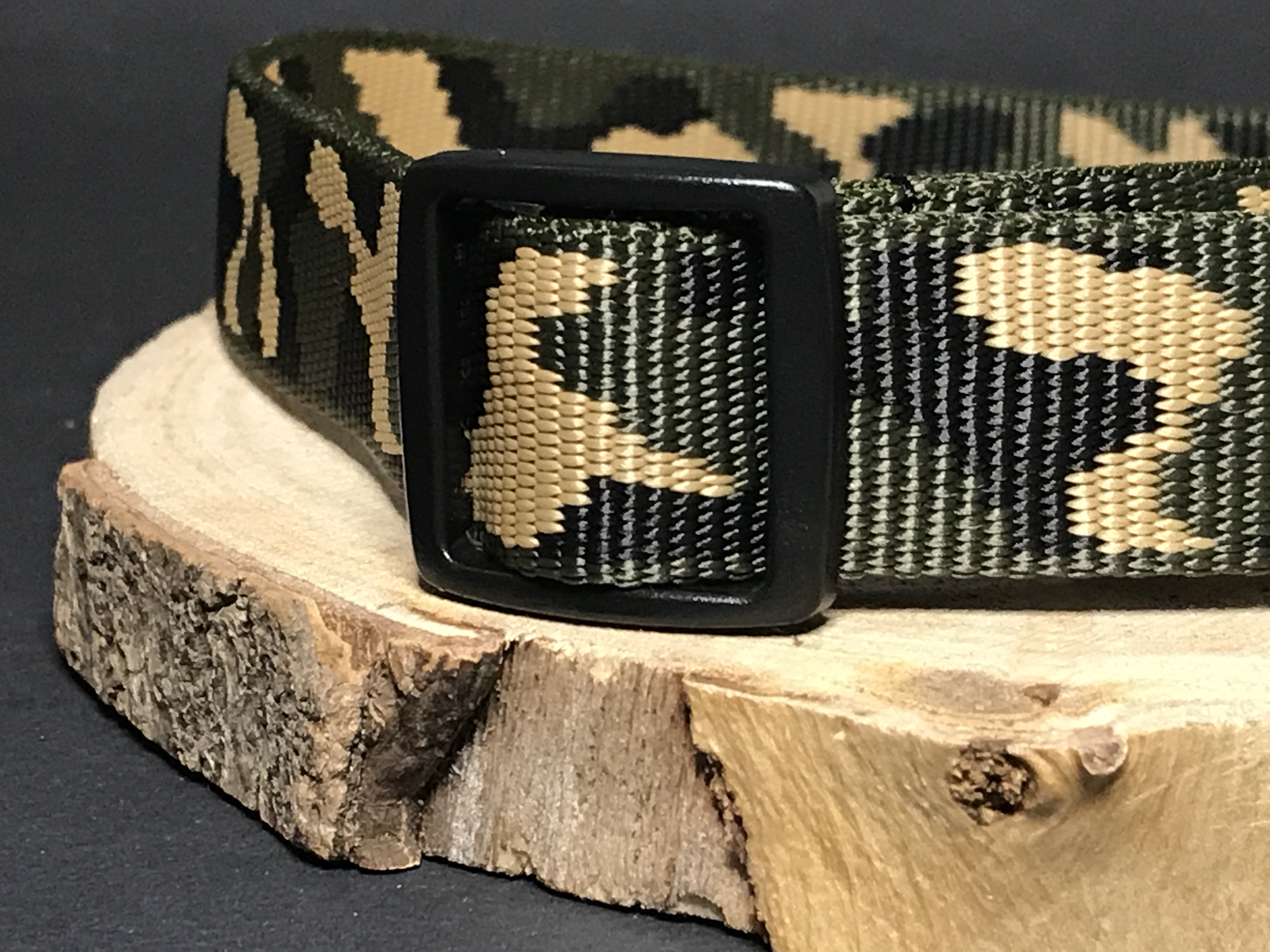 Palkar obojok z popruhu pre psov 65 cm x 25 mm maskáčová