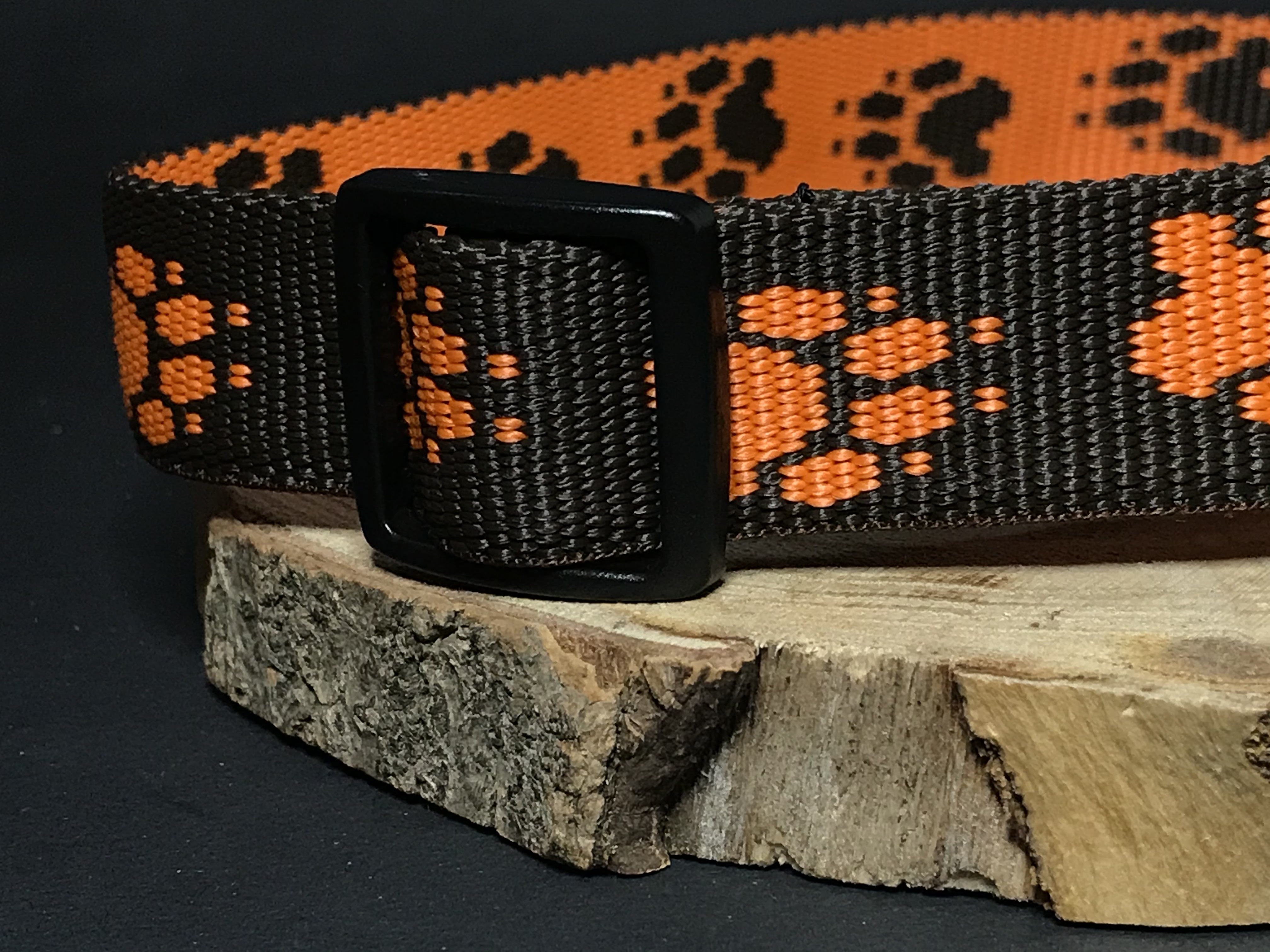 Palkar obojok z popruhu pre psov 65 cm x 25 mm čierno-oranžová s labkami