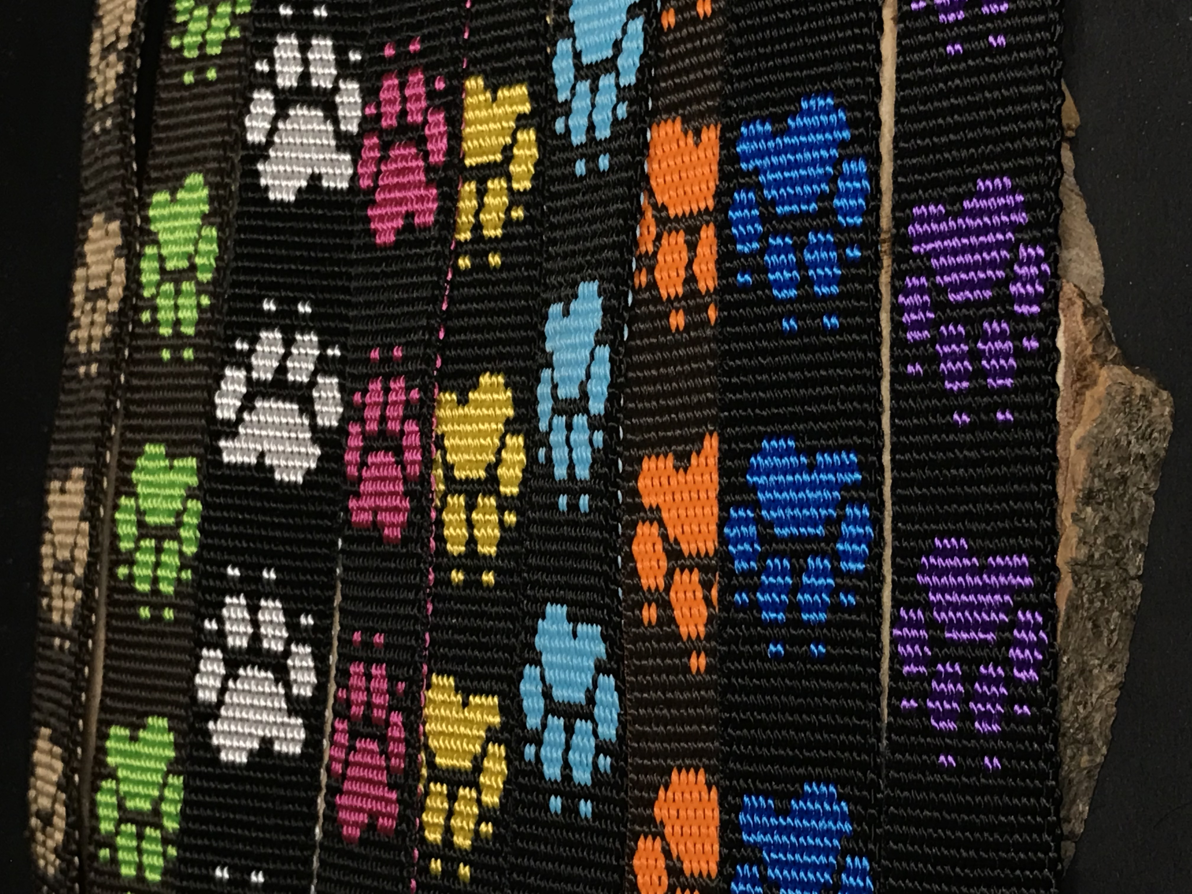 Palkar bezpečnostný pás do auta pre stredne veľké psy 55 cm x 20 mm hnedá s labkami