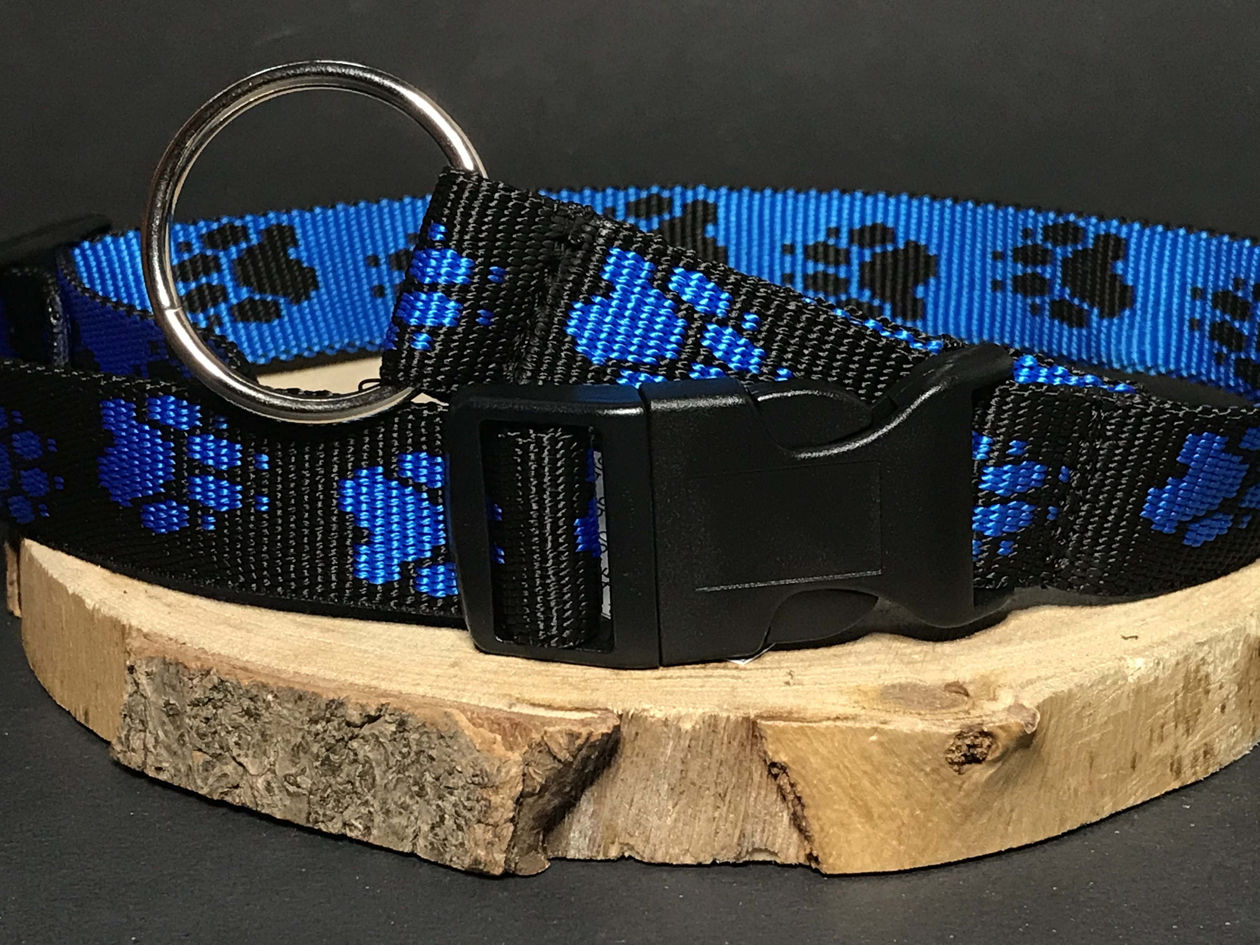  Palkar obojok z popruhu pre psov 65 cm x 25 mm čierno-modrá s labkami