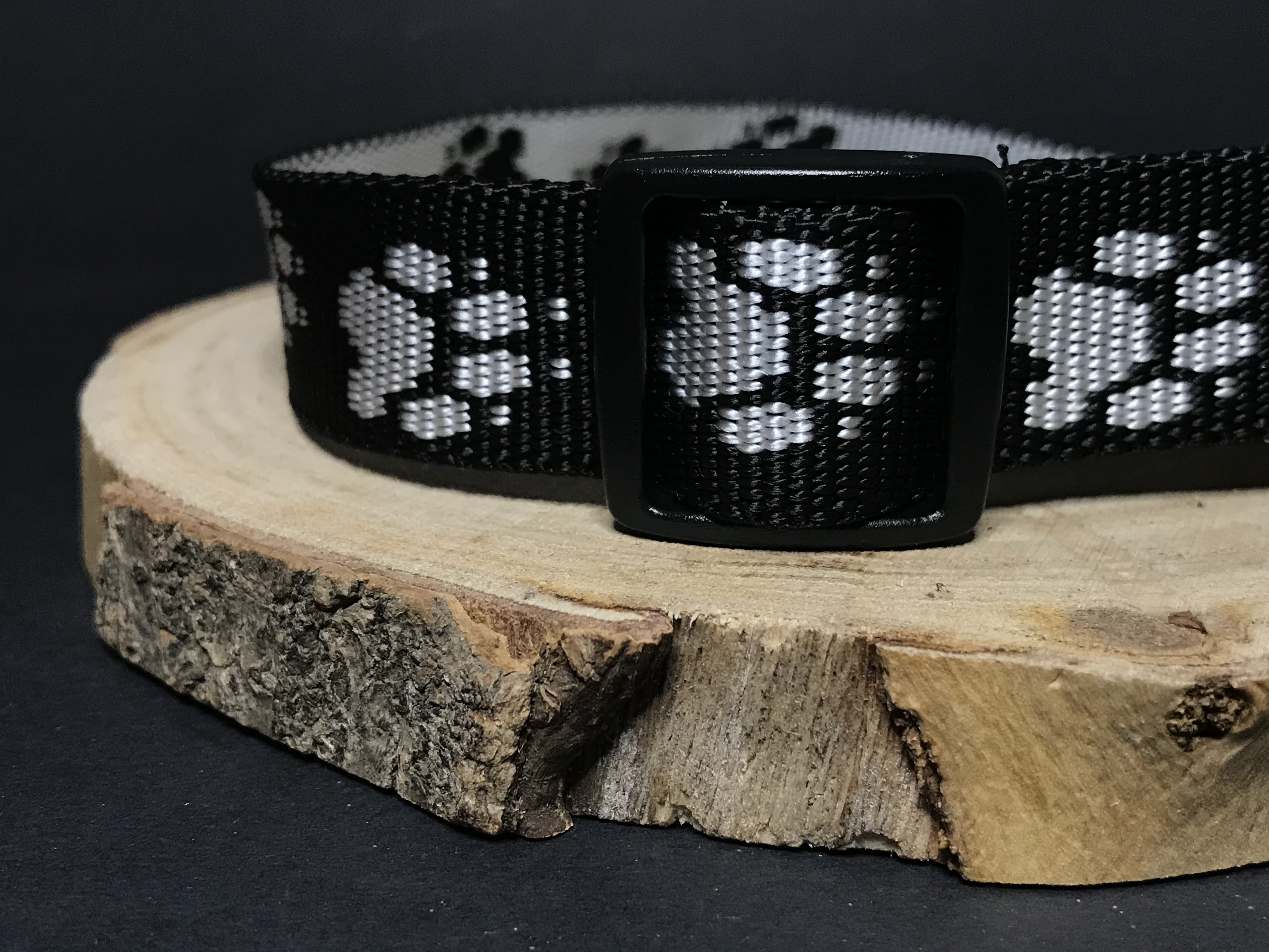 Palkar obojok z popruhu pre psov 65 cm x 25 mm čierno-biela s labkami