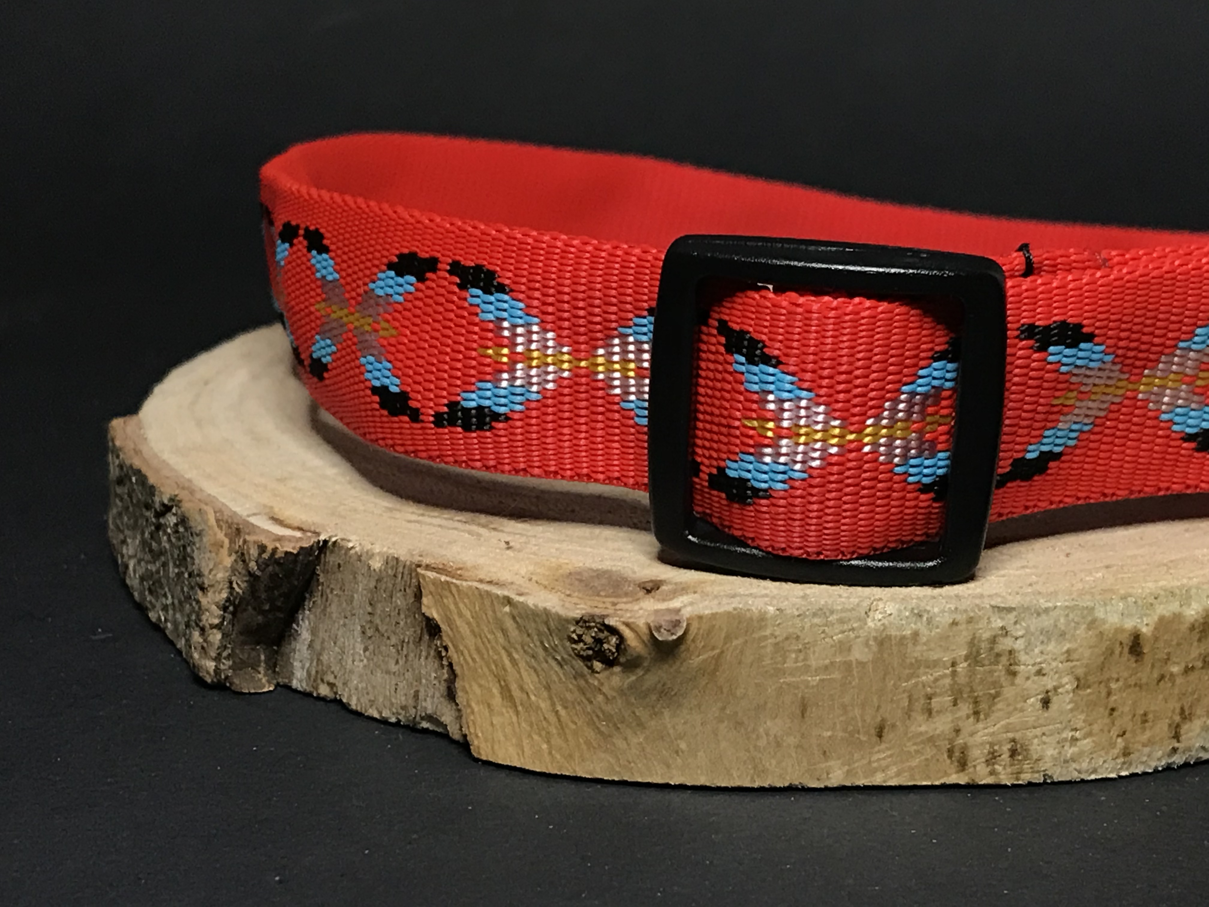 Palkar obojok z popruhu pre psov 65 cm x 25 mm červená s indiánom