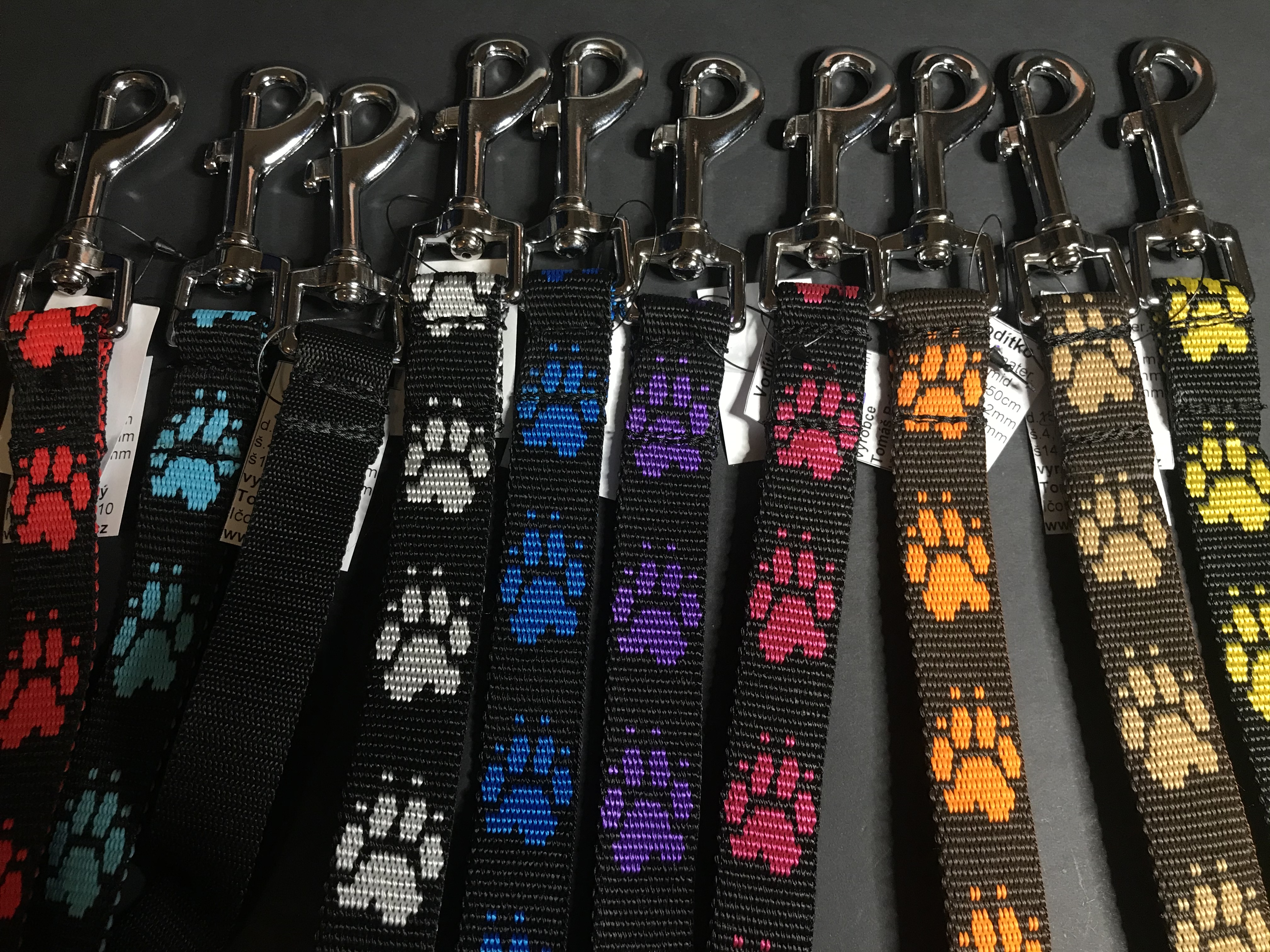 Palkar vodítko z popruhu pre psov 150 cm x 20 mm čierno-modrá s labkami