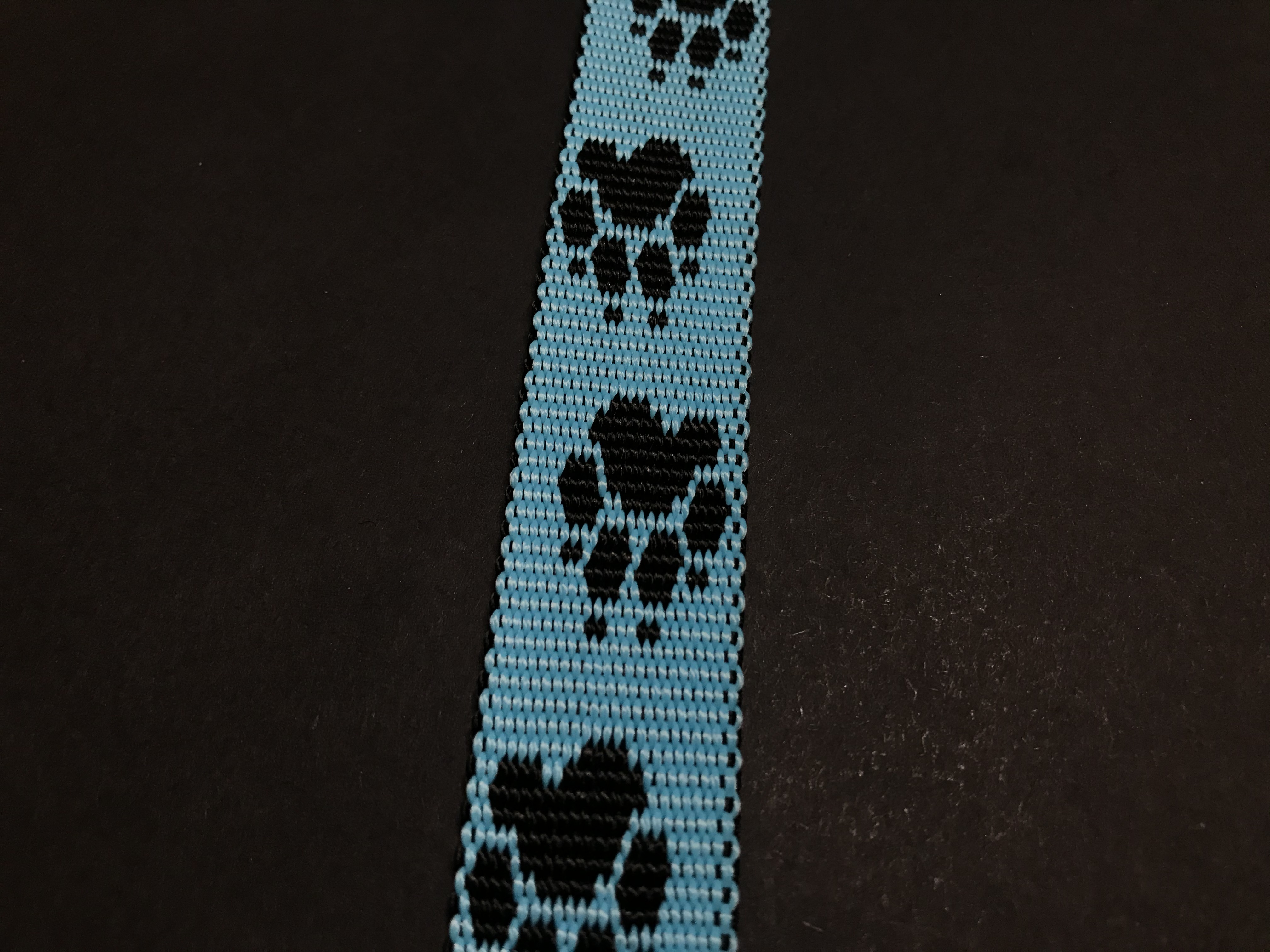 Palkar vodítko z popruhu pre psov 150 cm x 25 mm čierno-svetlo modrá s labkami