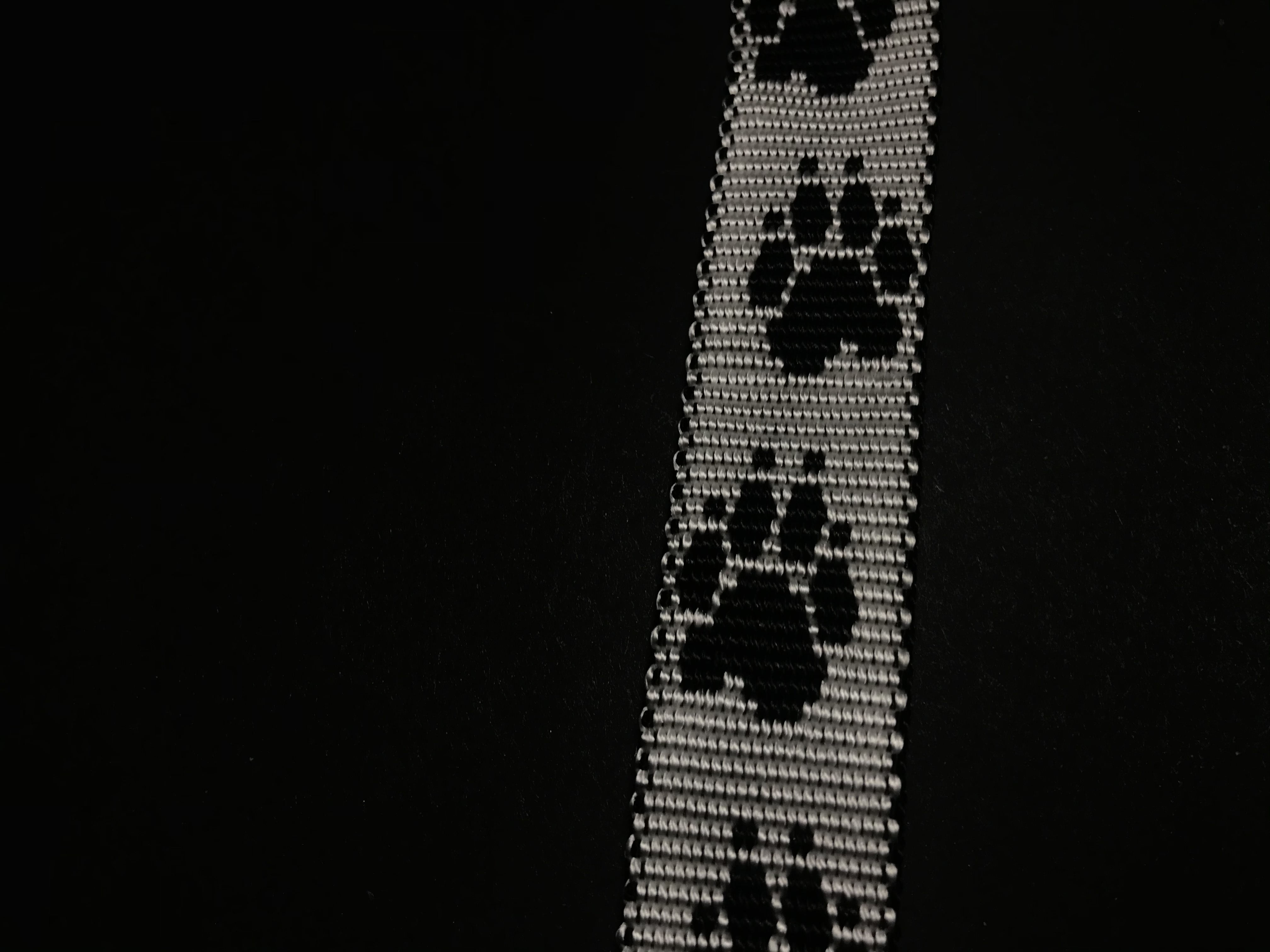 Palkar vodítko z popruhu pre psov 150 cm x 25 mm čierno-biela s labkami